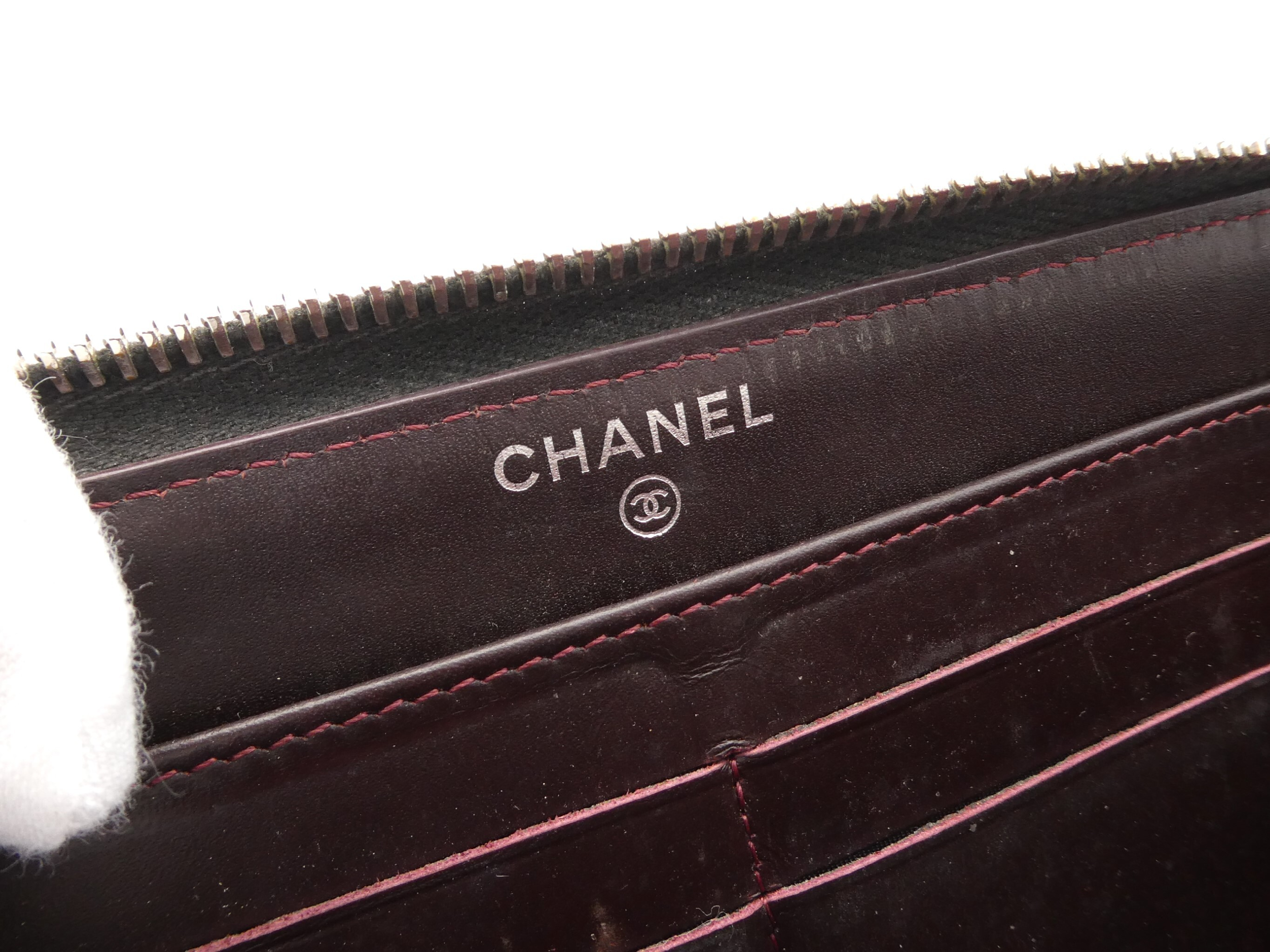 Matelassé Caviar Skin Coco Mark Round Zip Wallet — view 9