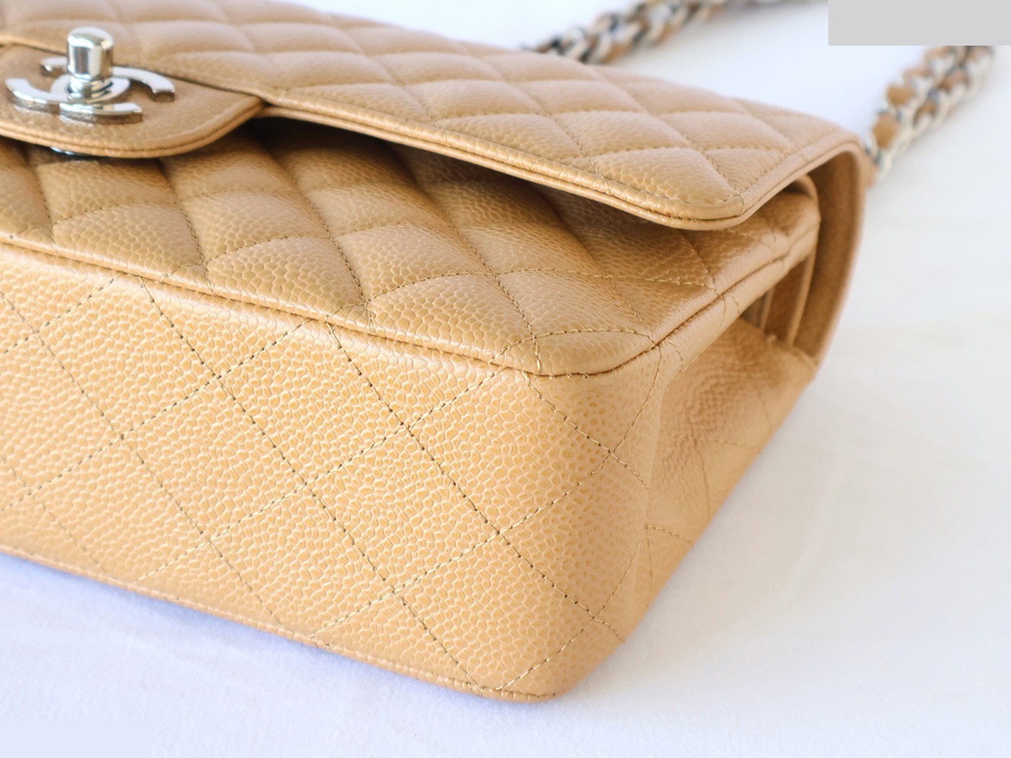 Caviar leather Matelassé 25 Double flap Double chain shoulder bag, beige — view 4