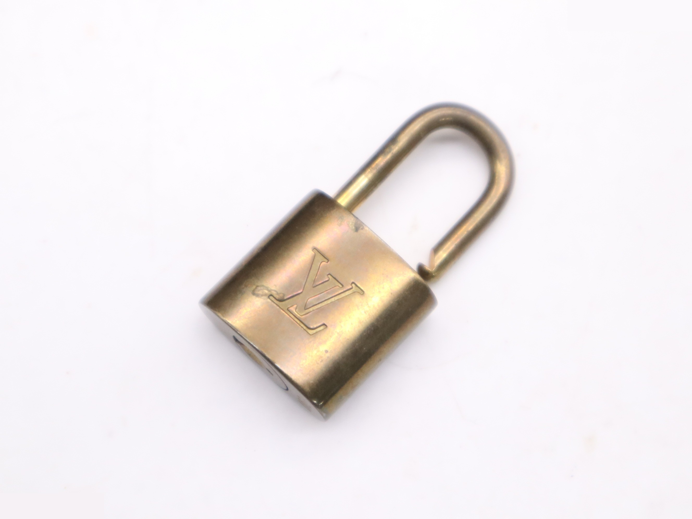 Keepall 60 with padlock, 2 keys, name tag, and handle strap. — view 9