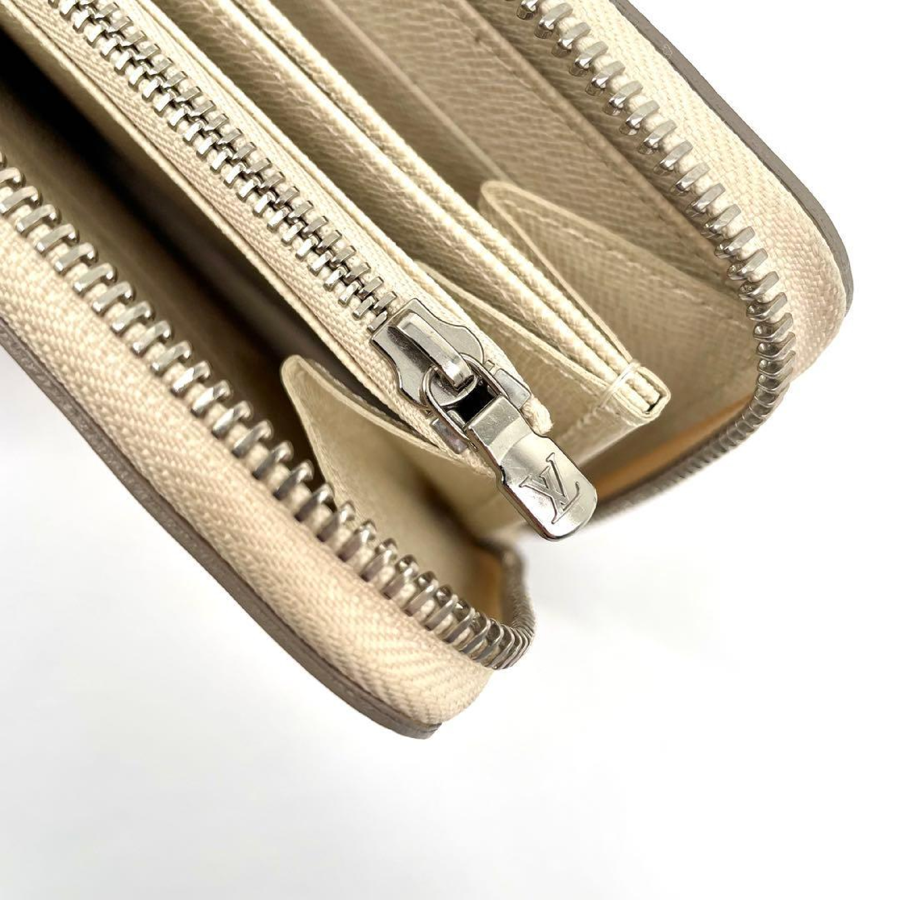 Epi Zippy Wallet Long Wallet White Wallet — view 7