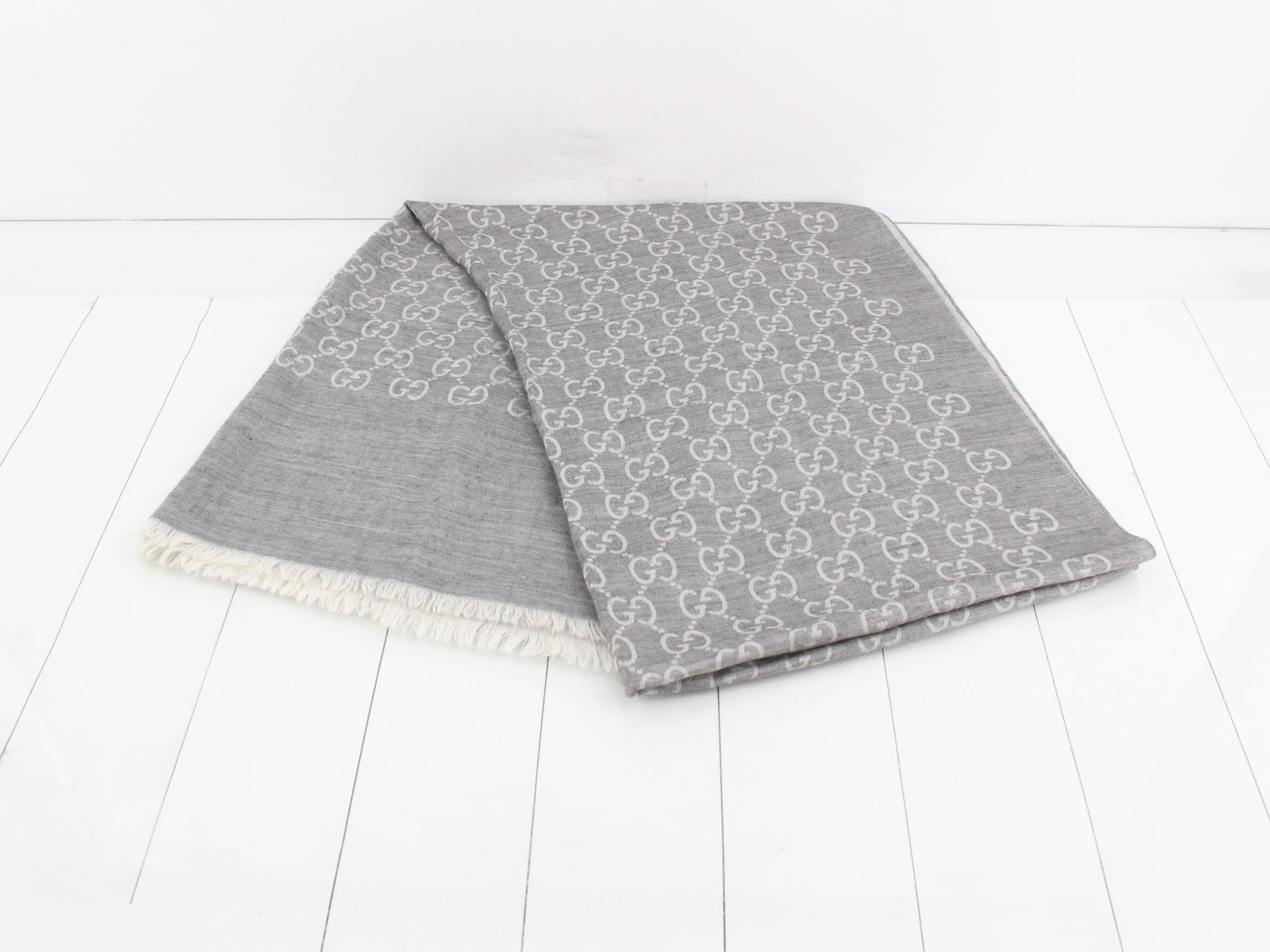 GG pattern stole, gray — view 3