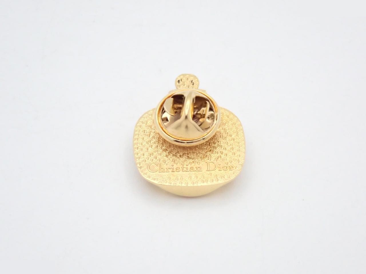brooch — view 2
