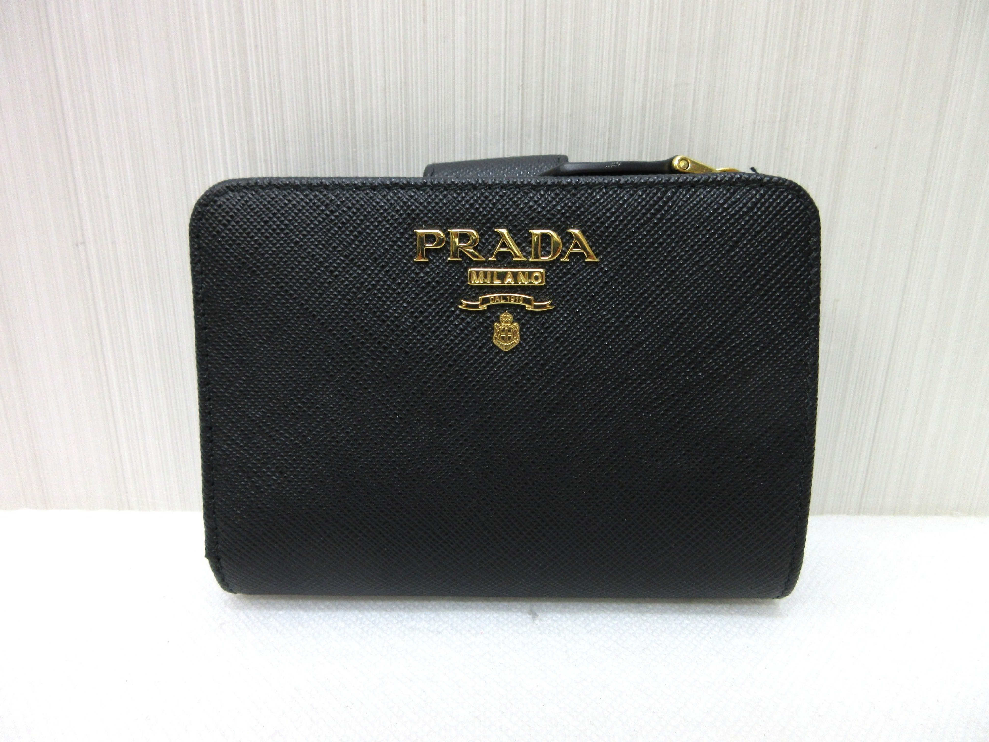 1ML018 Saffiano Leather Bi-fold Compact Zipper Wallet, Black — view 2