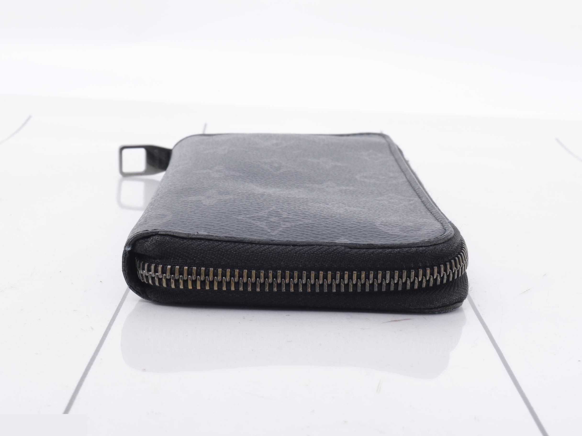 Zippy Wallet Vertical - Round Zipper Long Wallet — view 3