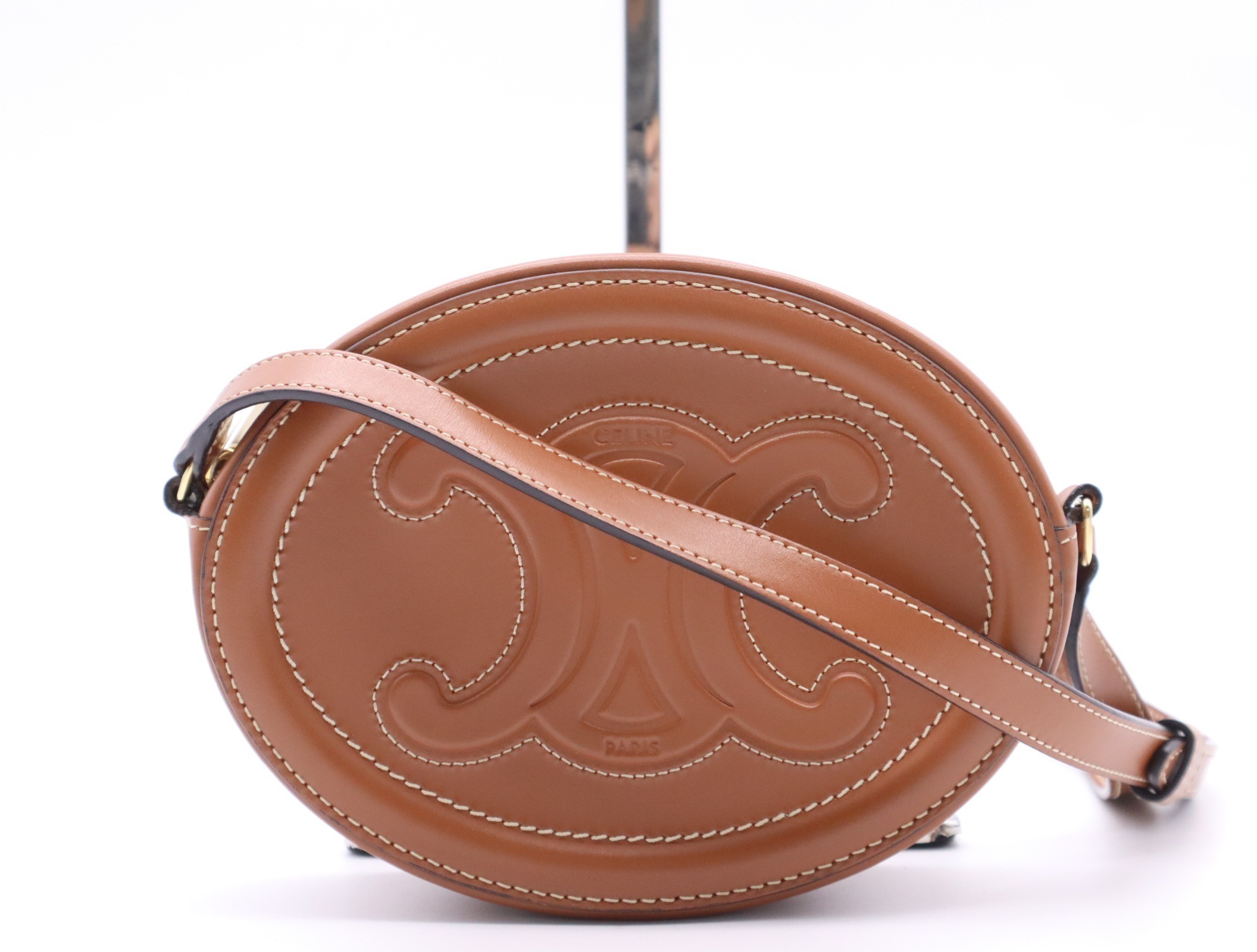 Leather oval purse, Cuir shoulder bag, brown, gold hardware.
