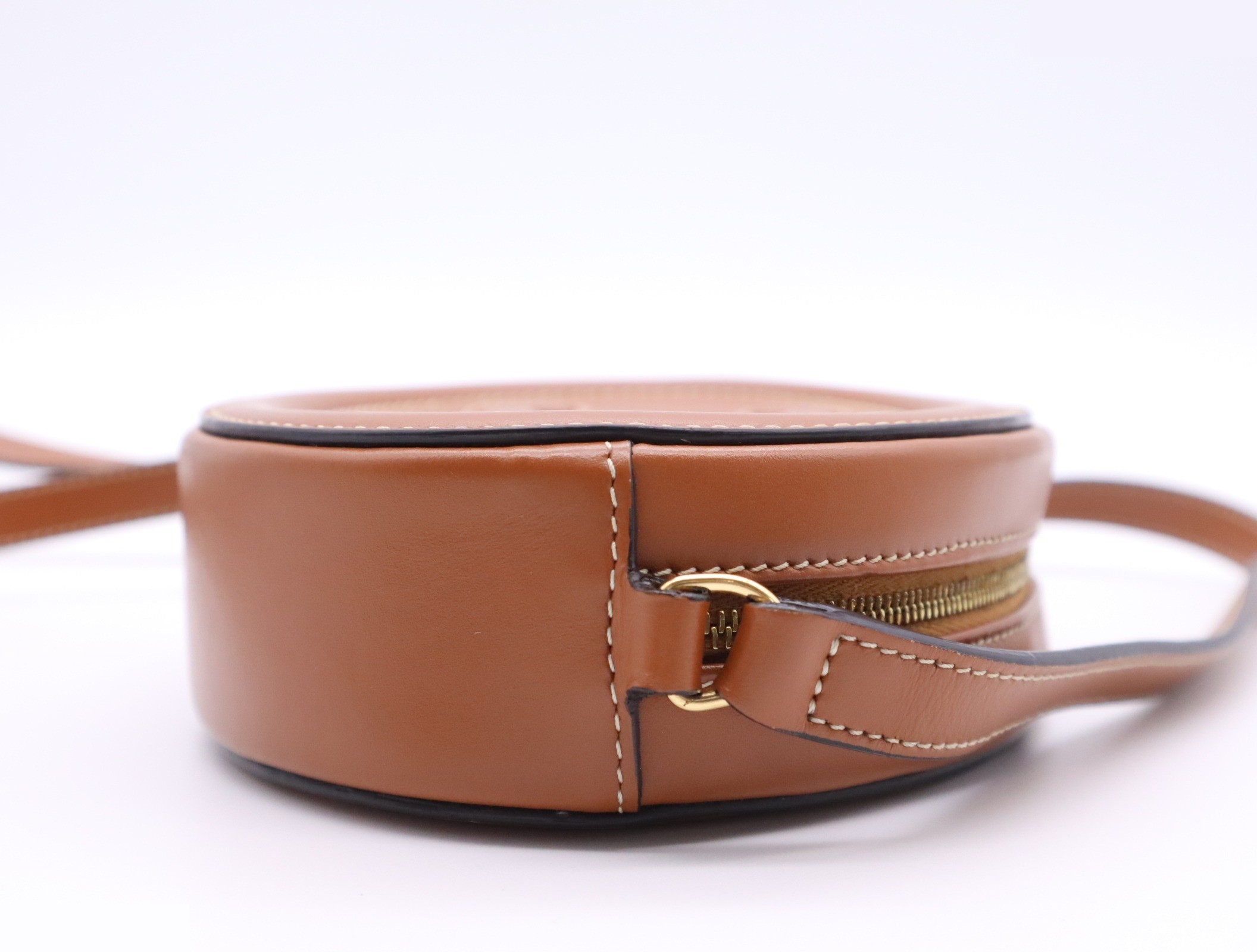 Leather oval purse, Cuir shoulder bag, brown, gold hardware. — view 5