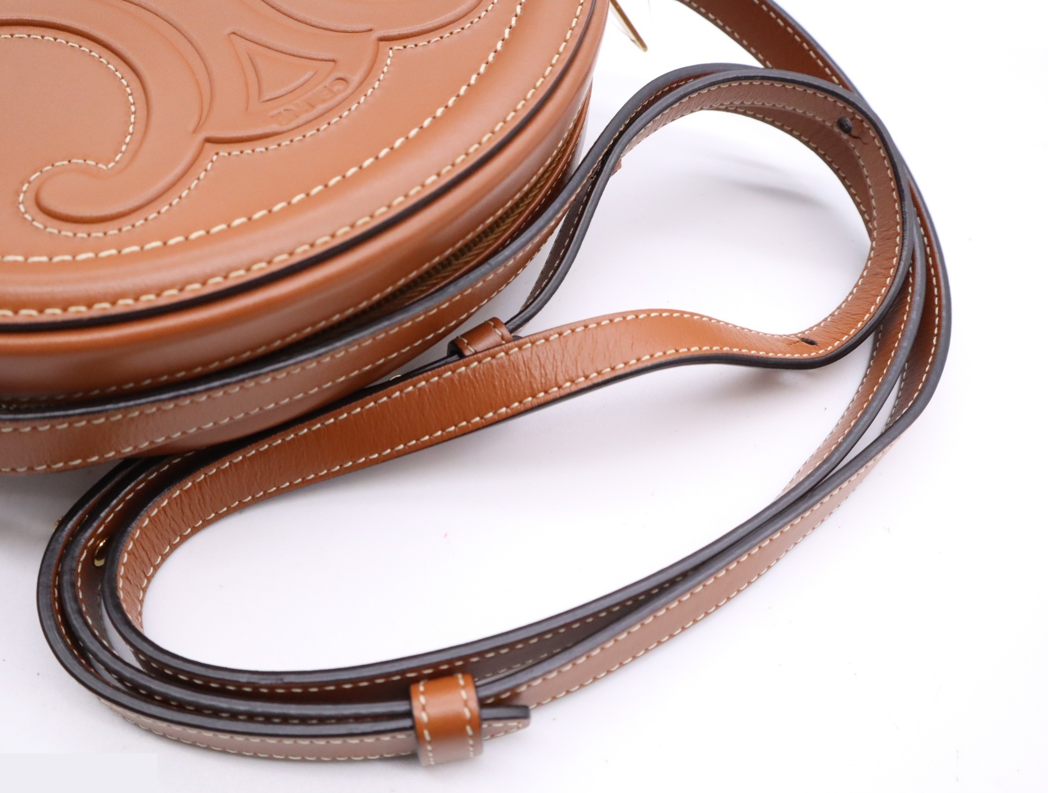 Leather oval purse, Cuir shoulder bag, brown, gold hardware. — view 6