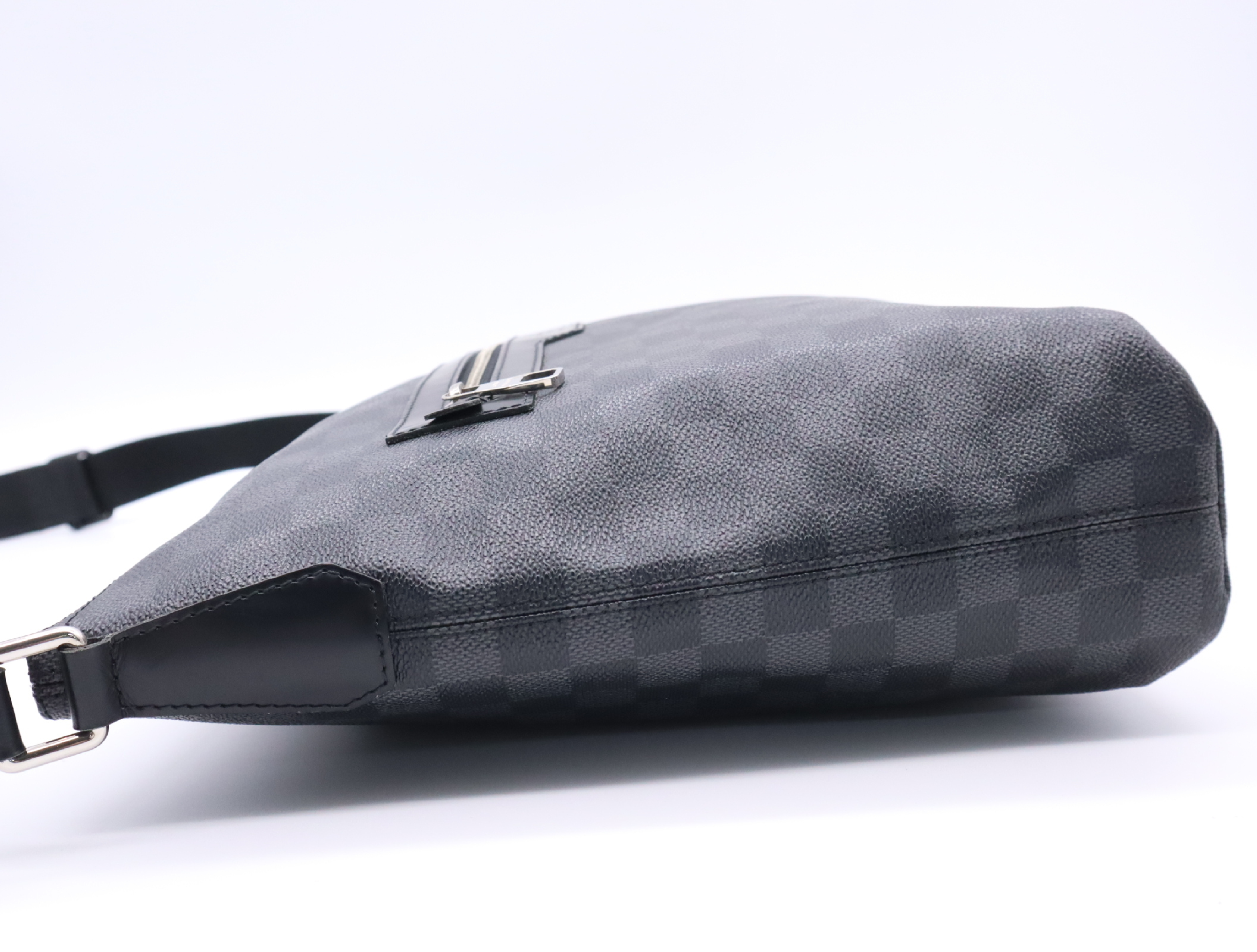 N41106 Graphite Mic MM Shoulder Bag — view 3