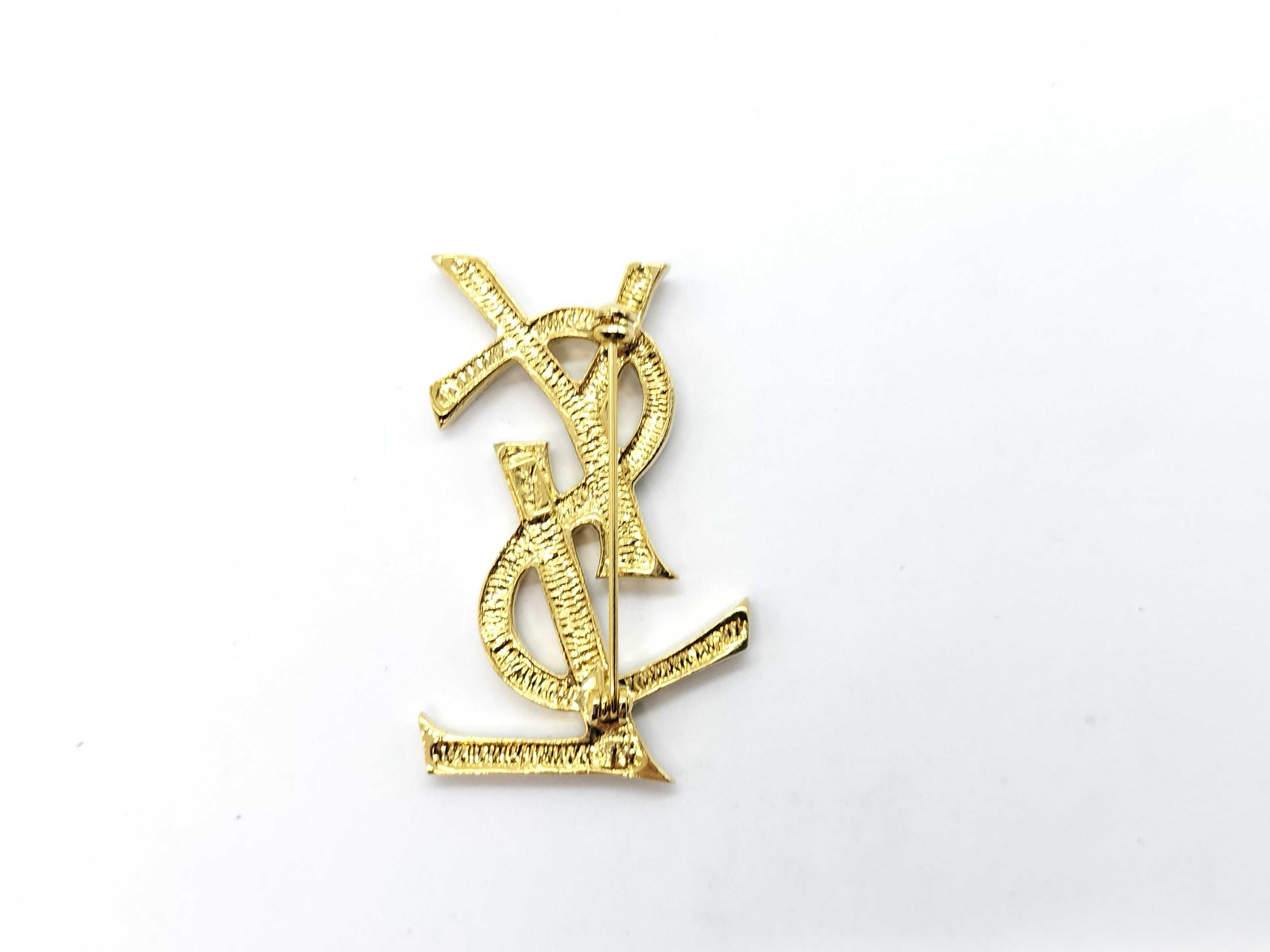 brooch — view 3