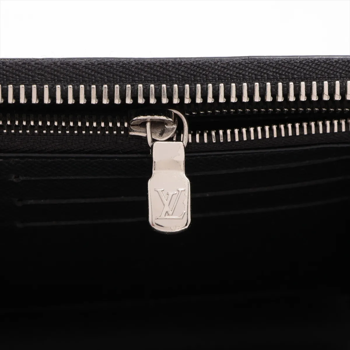 Taiga Zippy Dragonne M69409 Black Round Zip Wallet (RFID detected) — view 8