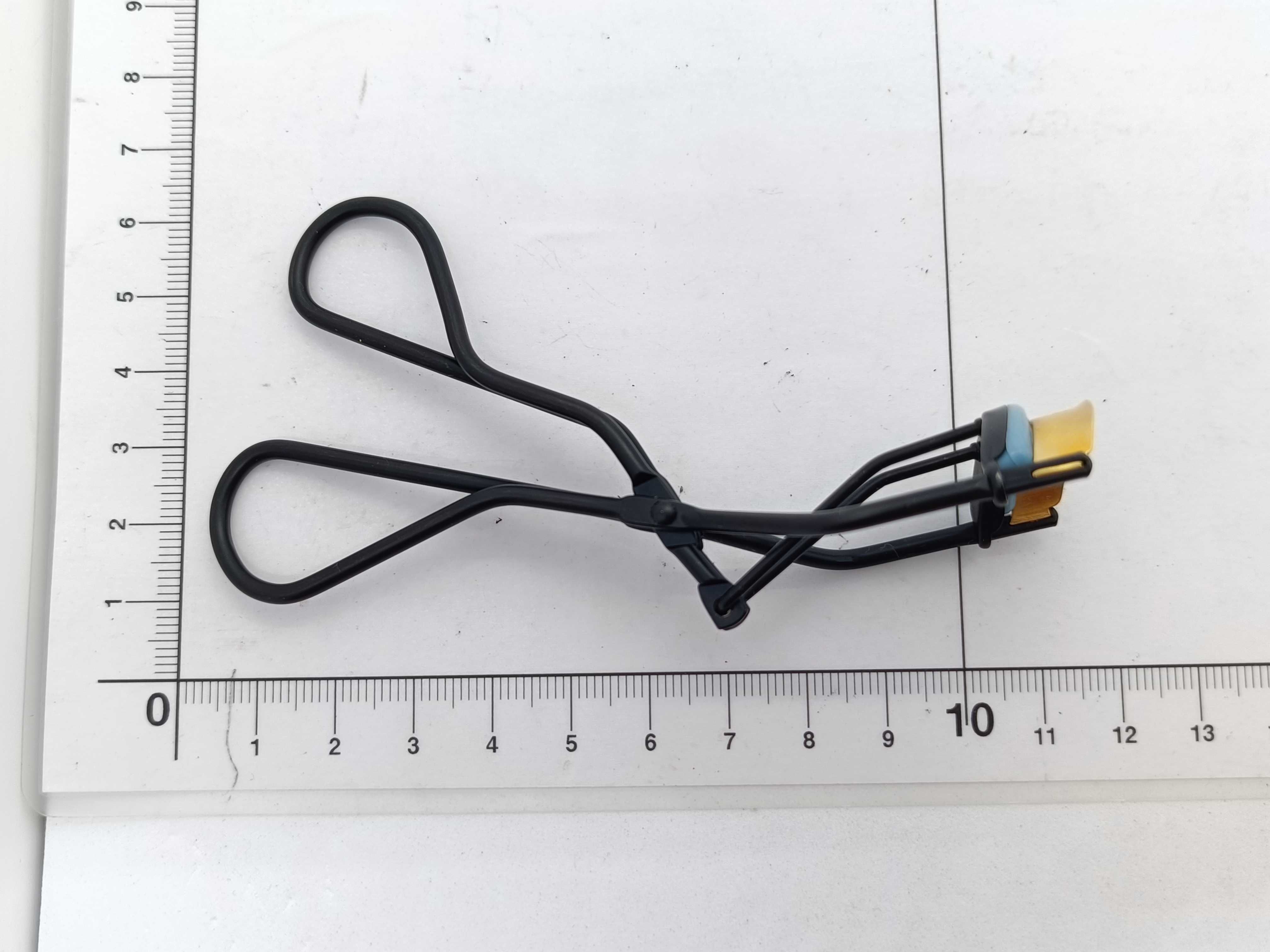 eyelash curler and other accessories — view 2