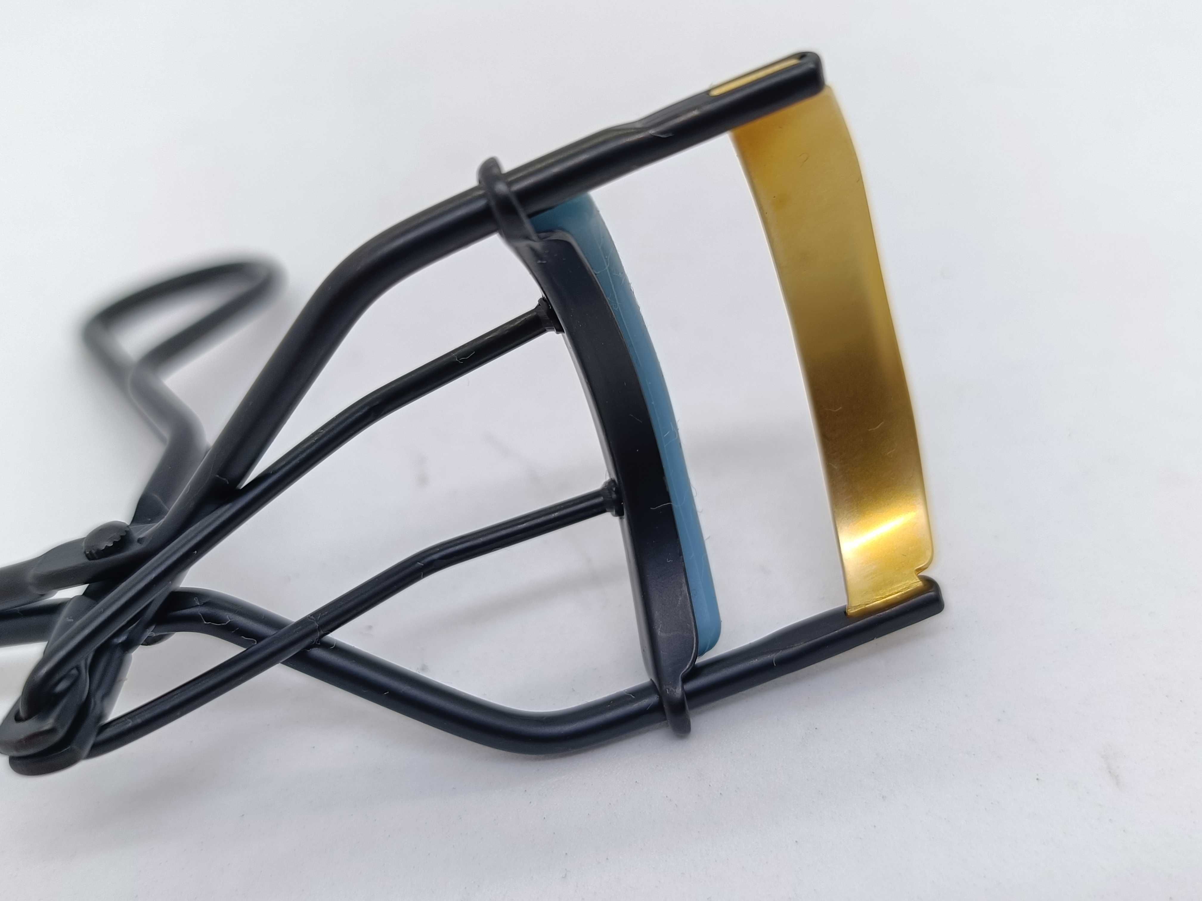 eyelash curler and other accessories — view 4
