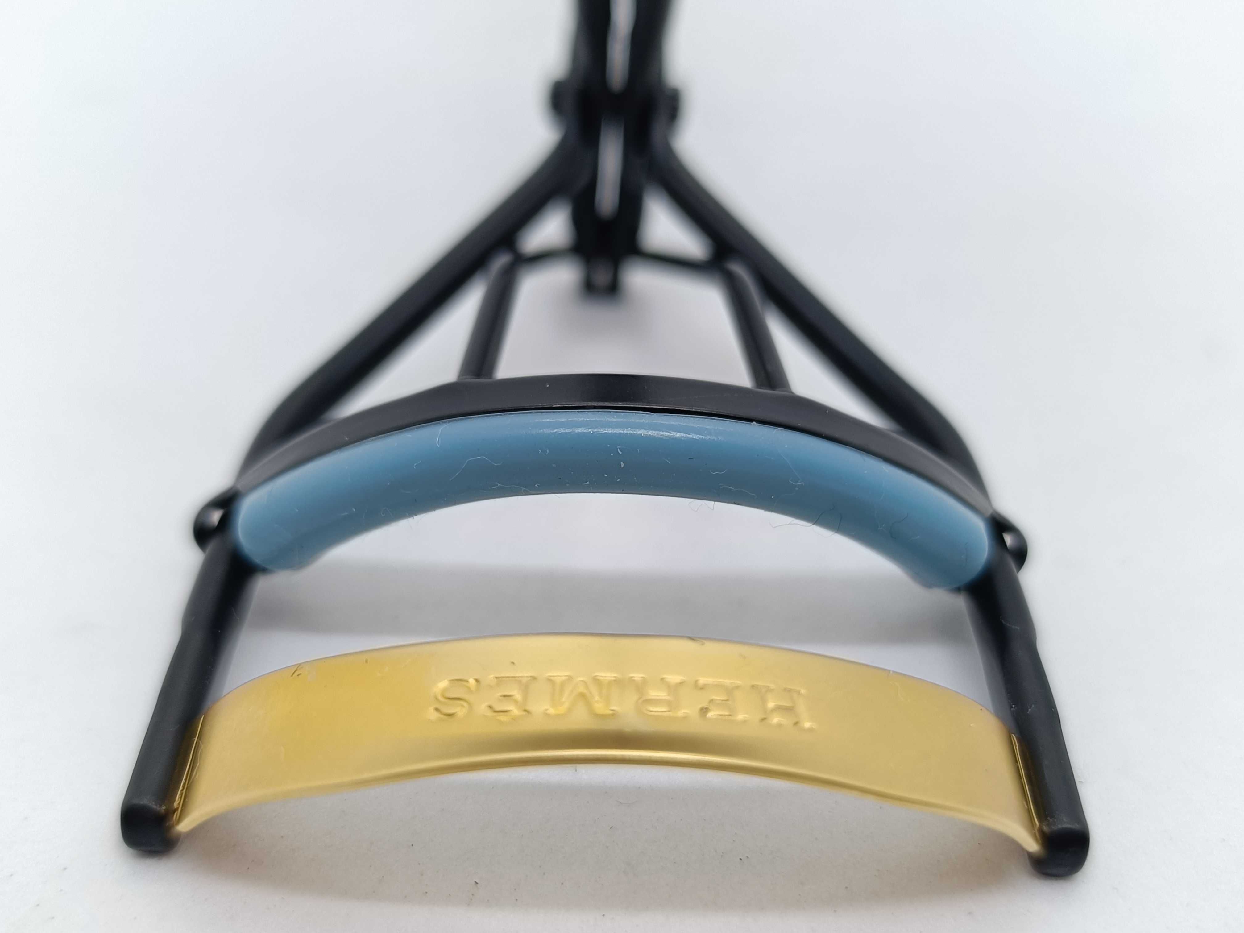 eyelash curler and other accessories — view 5
