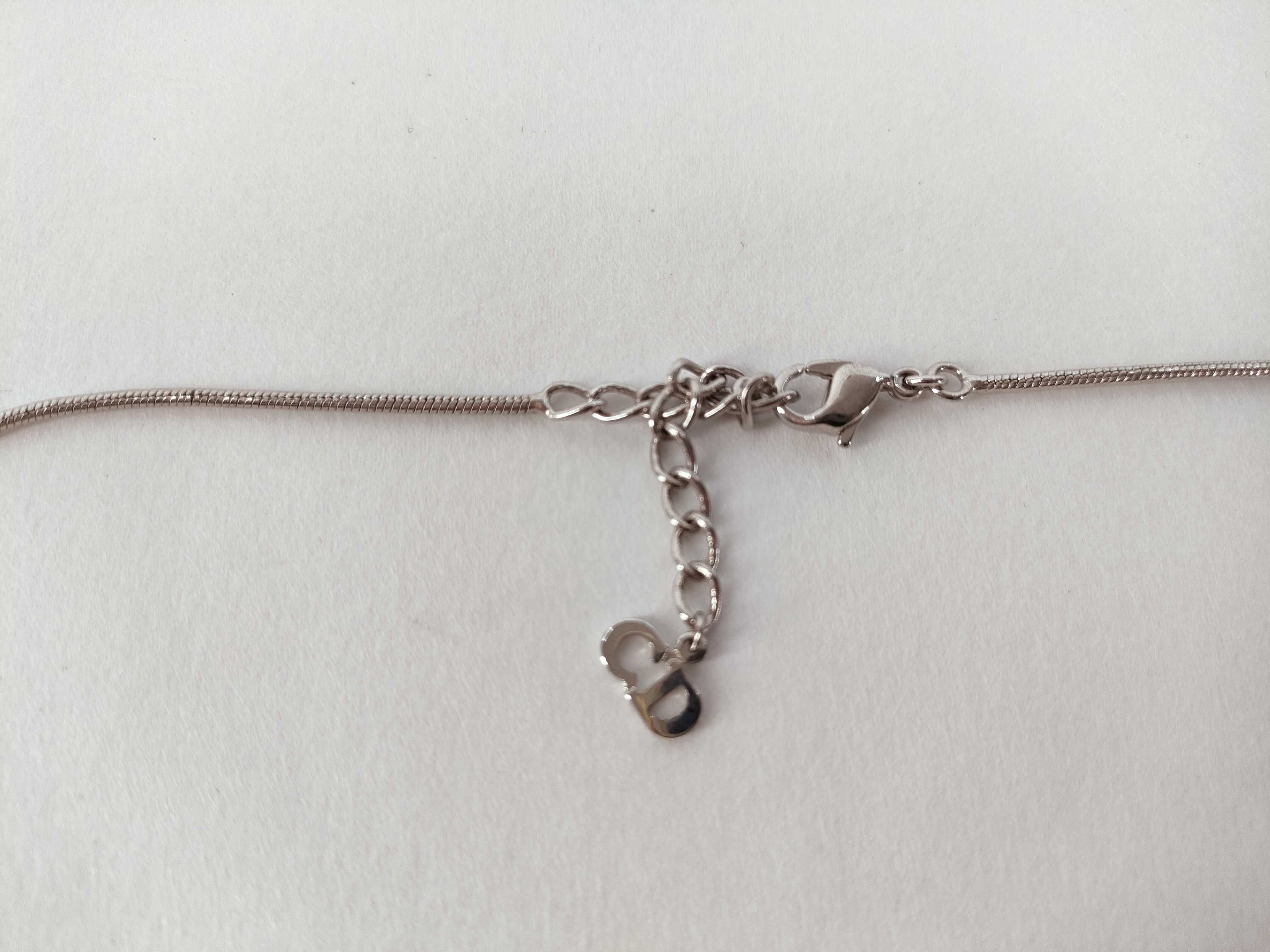 D logo necklace — view 3
