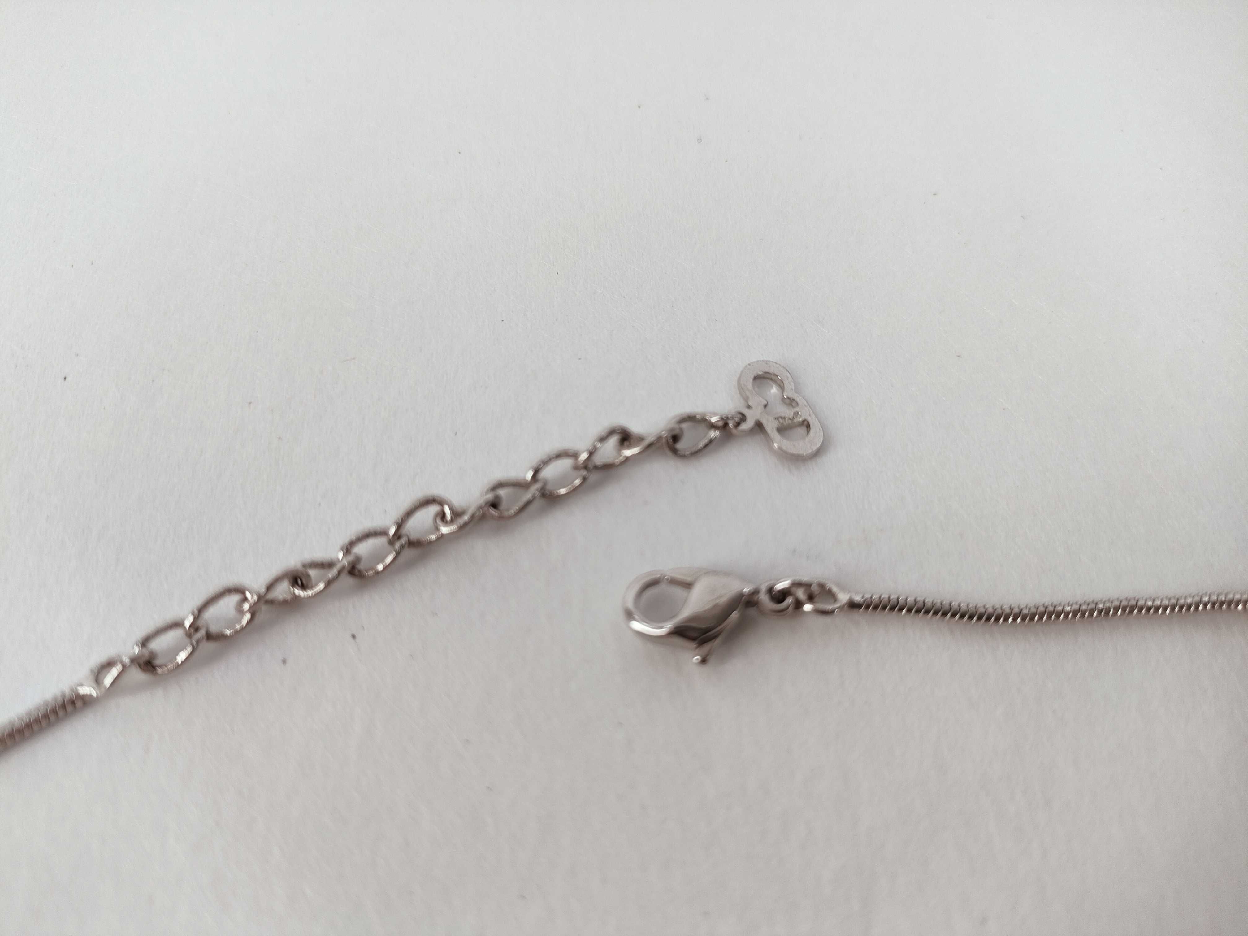 D logo necklace — view 5
