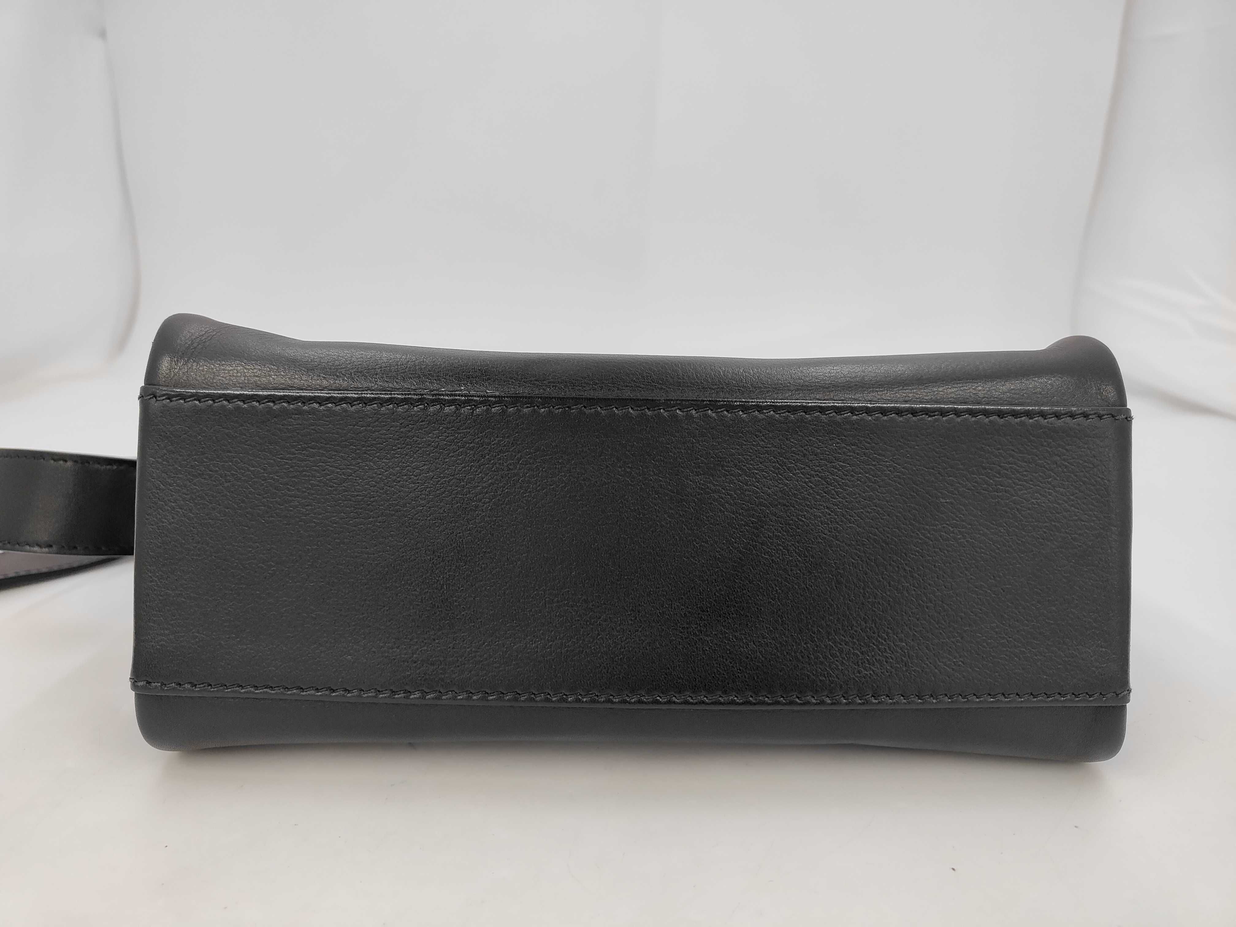 Kelly Messenger PM Evergrain Black SS K Stamp Shoulder Bag — view 4