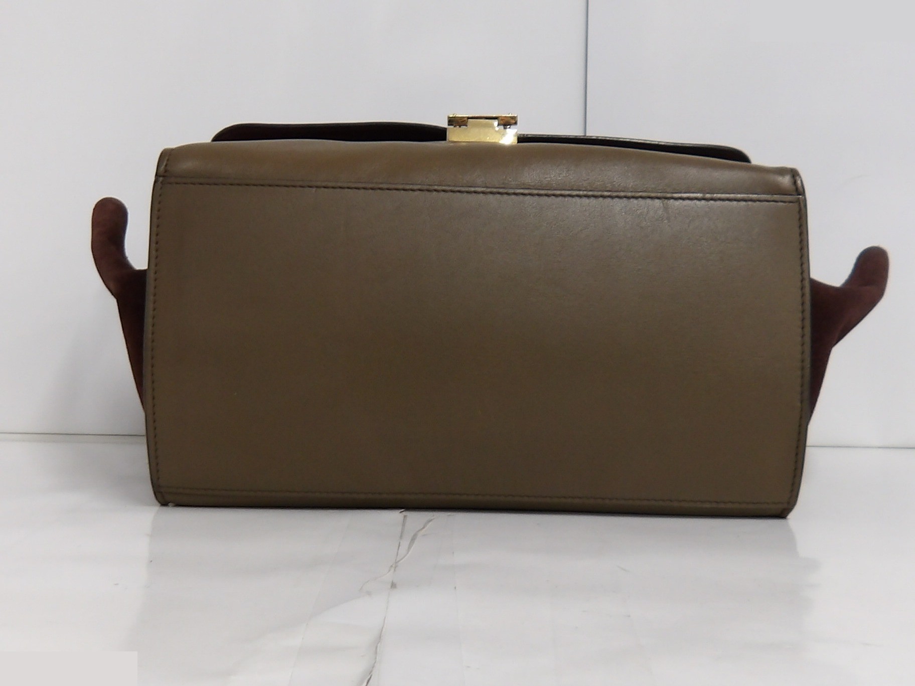 Trapeze handbag with strap, 2-way bag, gold hardware. — view 3