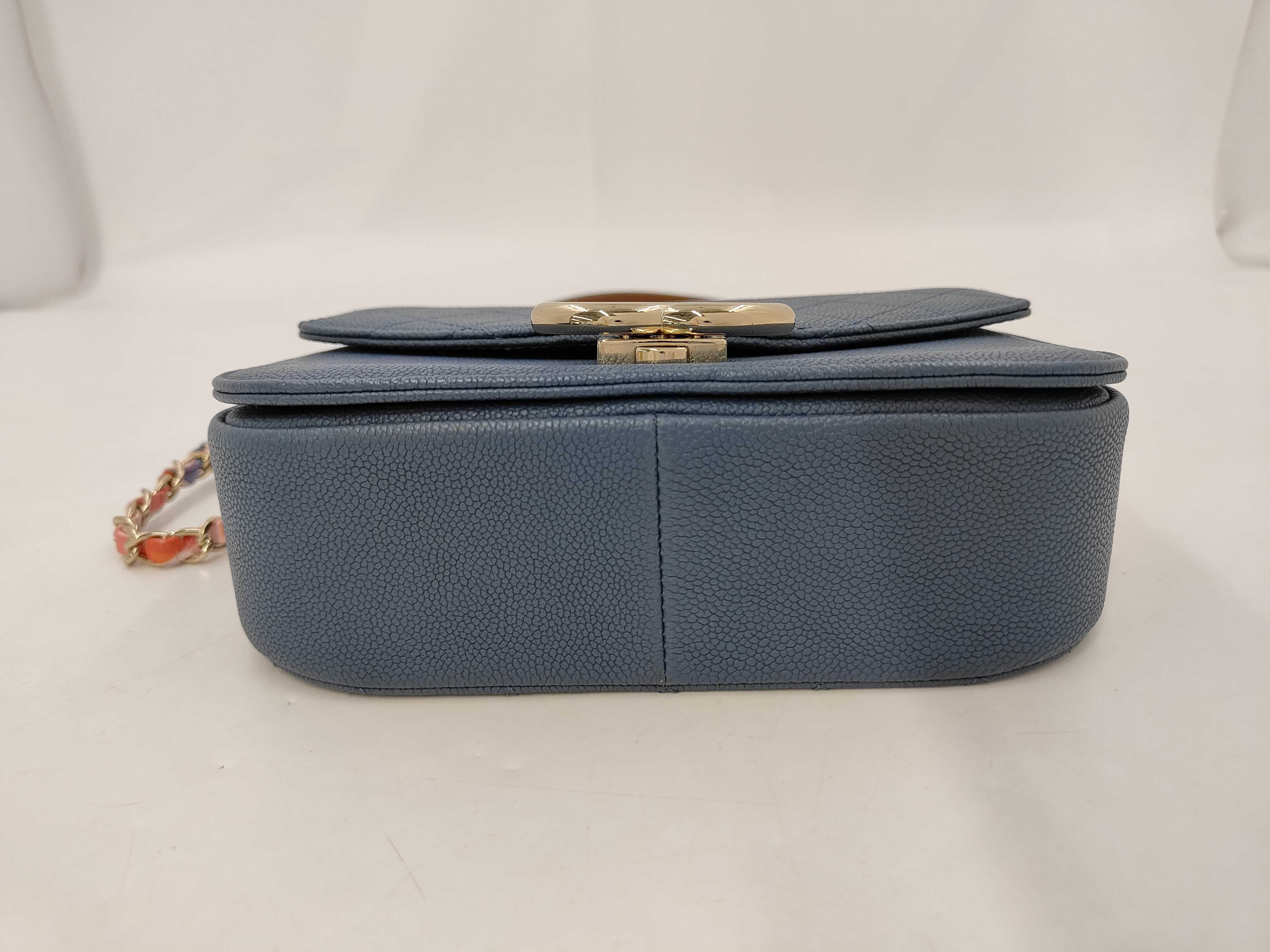 Caviar Skin Matelassé 20 Half Coco Hardware 2-way Chain Shoulder Bag (Serial Number 23) — view 4