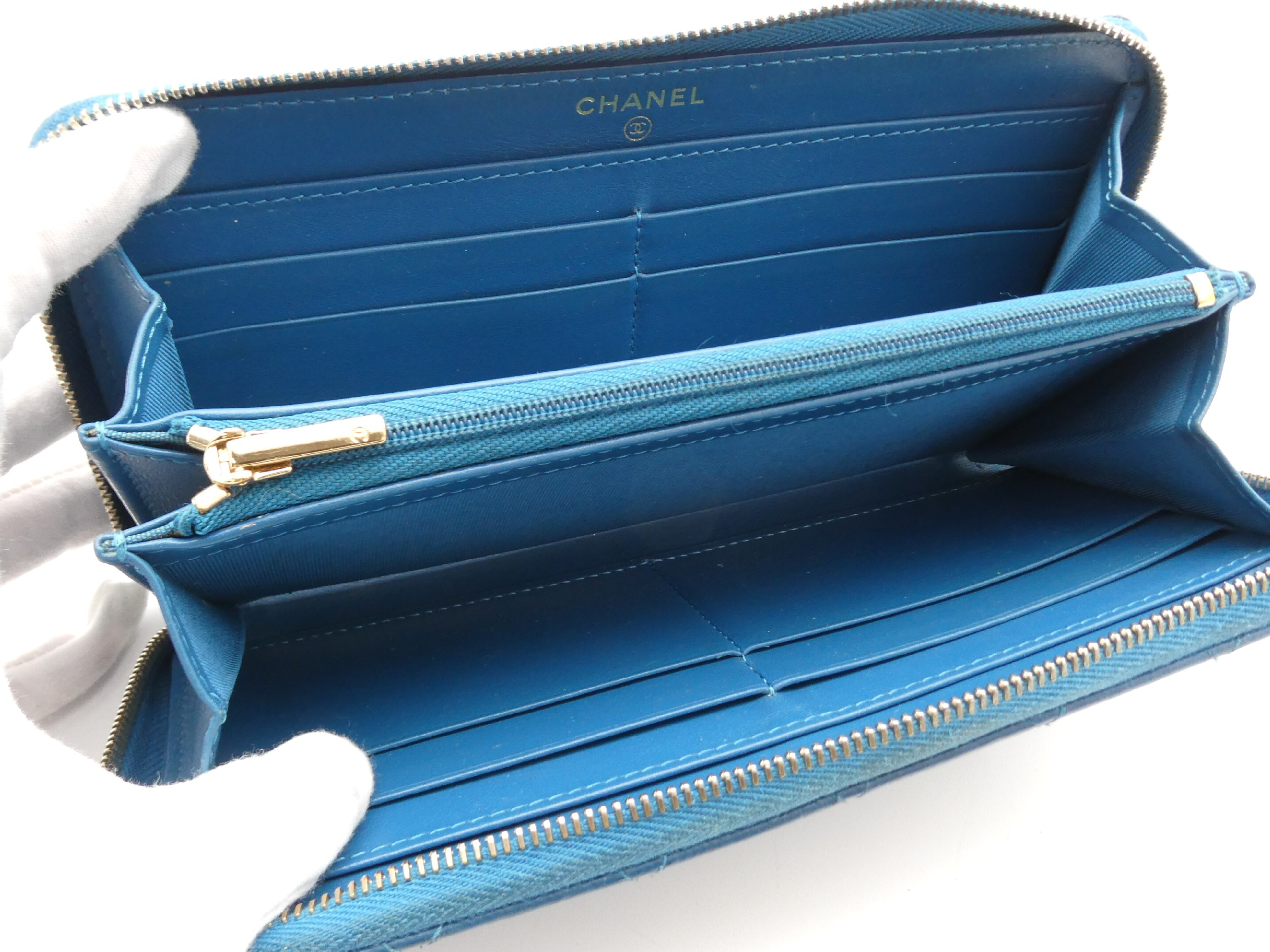 Matelassé Coco Mark Caviar Skin Round Zip Wallet — view 7