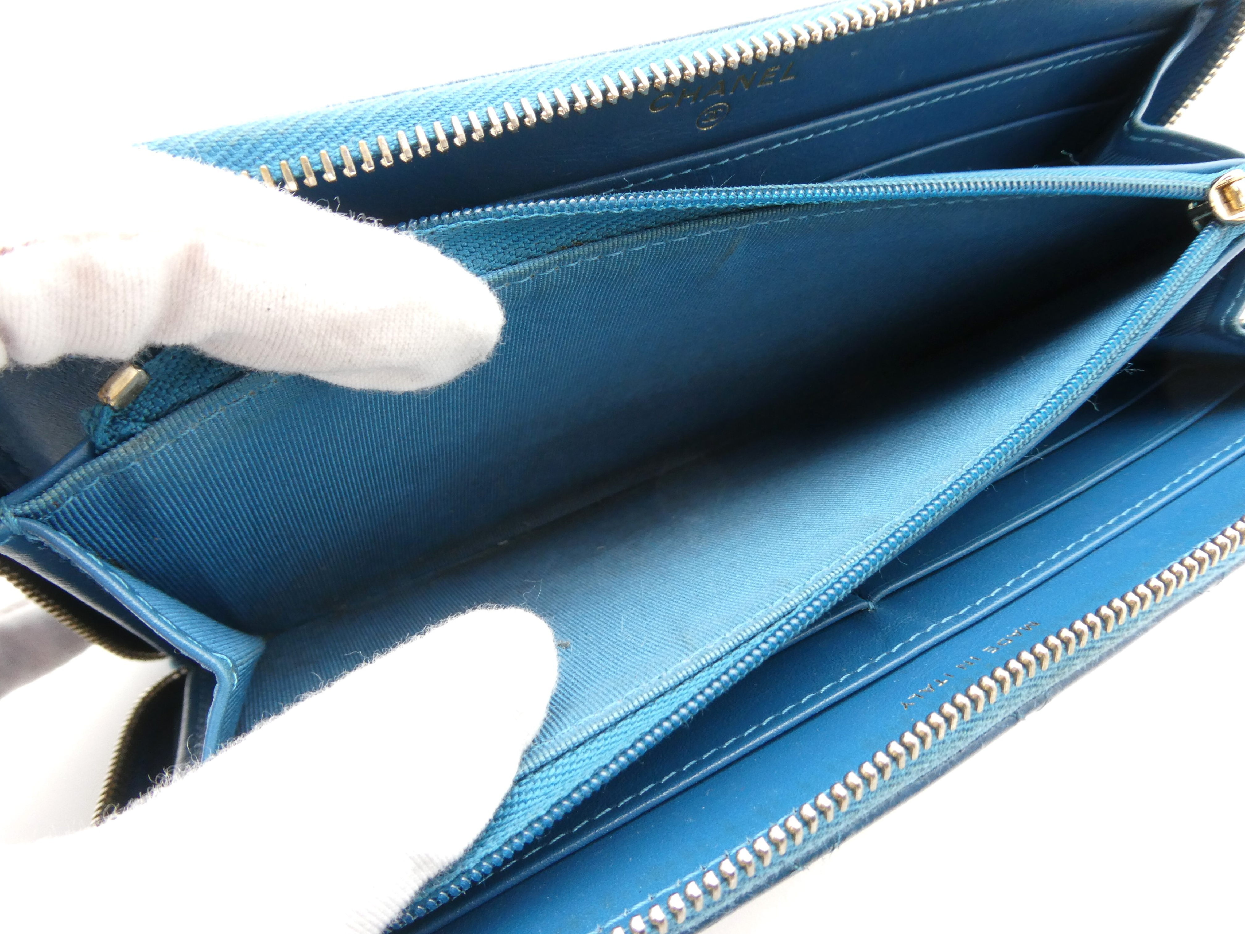 Matelassé Coco Mark Caviar Skin Round Zip Wallet — view 8