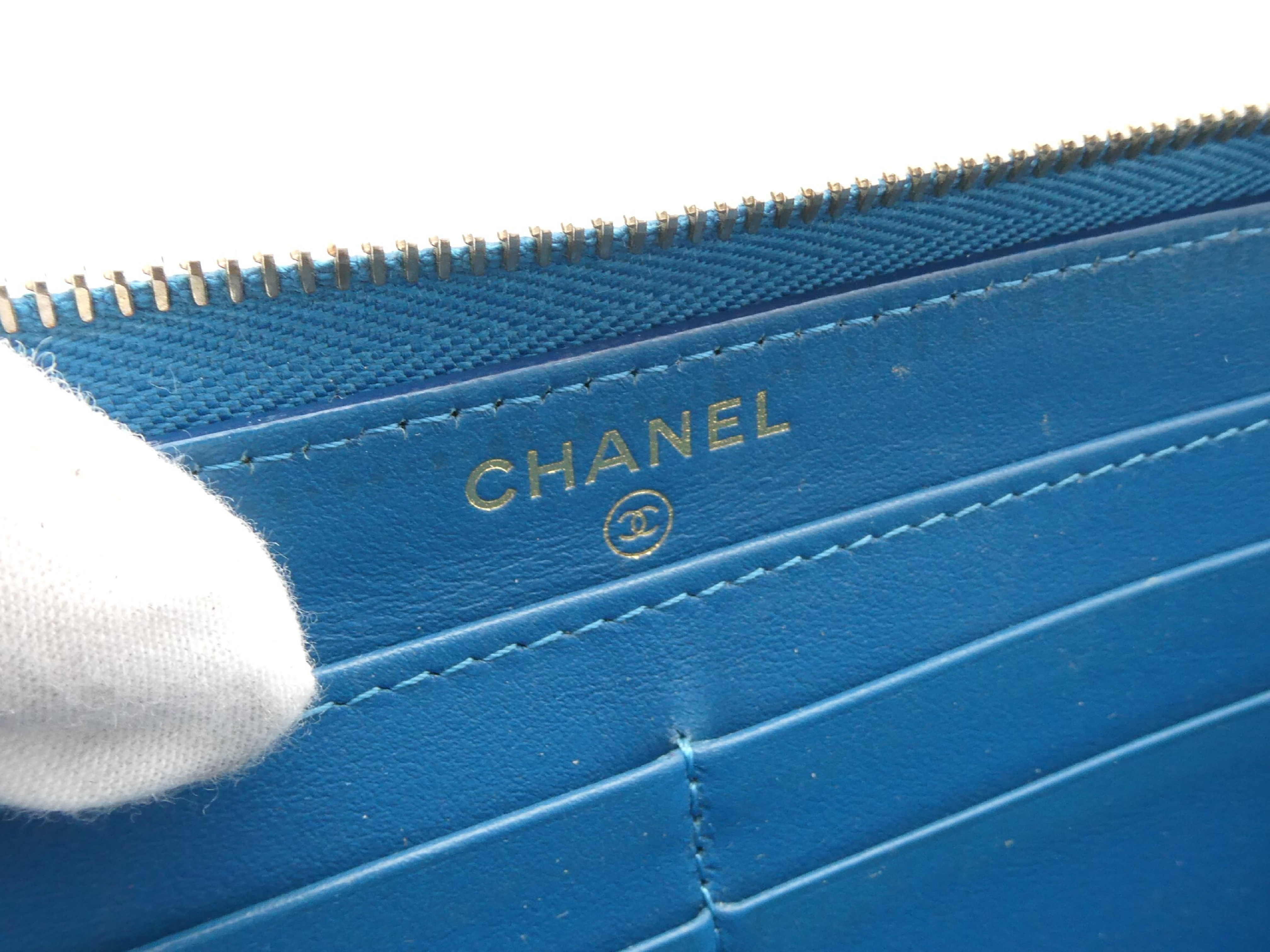 Matelassé Coco Mark Caviar Skin Round Zip Wallet — view 9