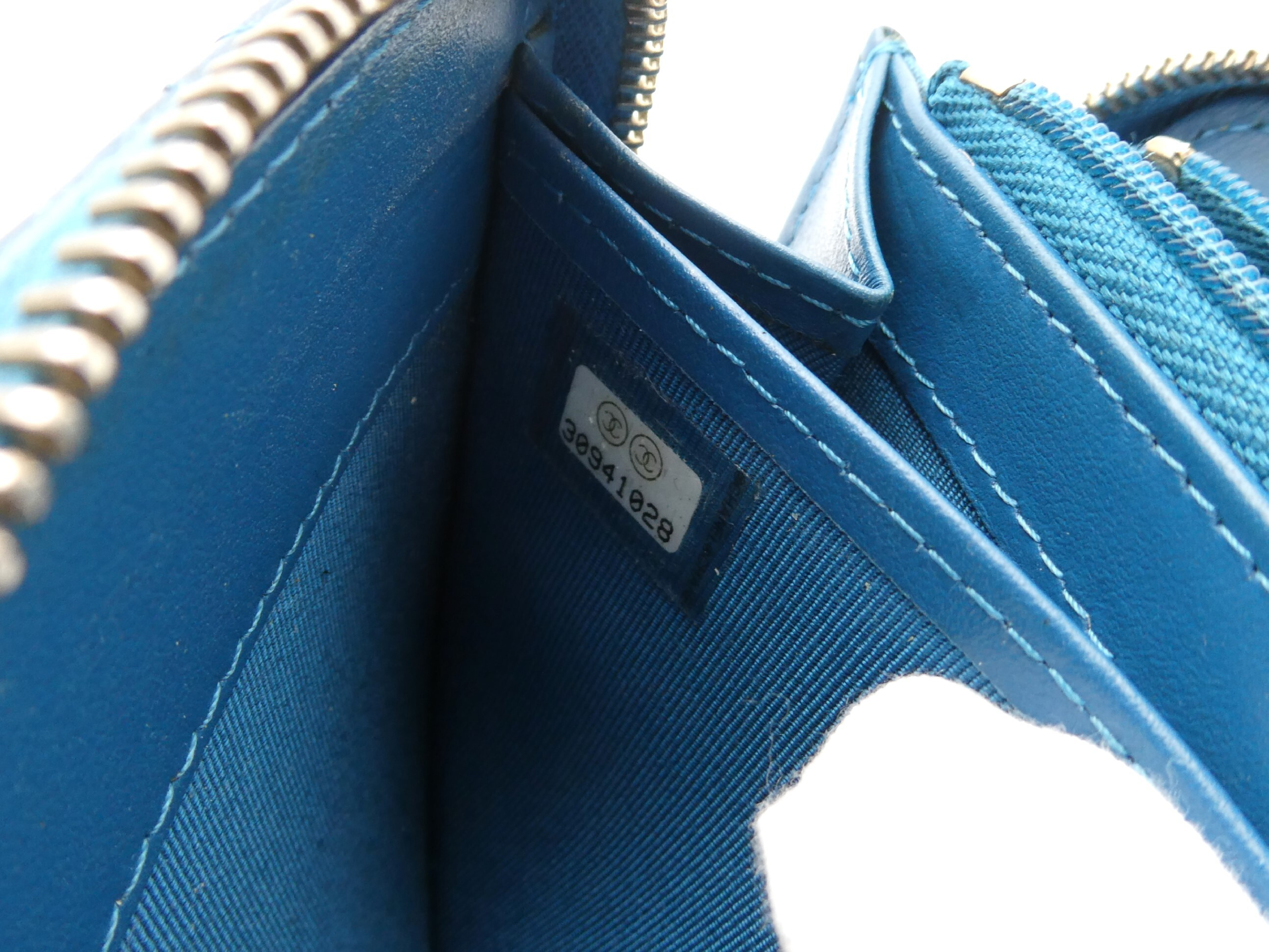 Matelassé Coco Mark Caviar Skin Round Zip Wallet — view 10