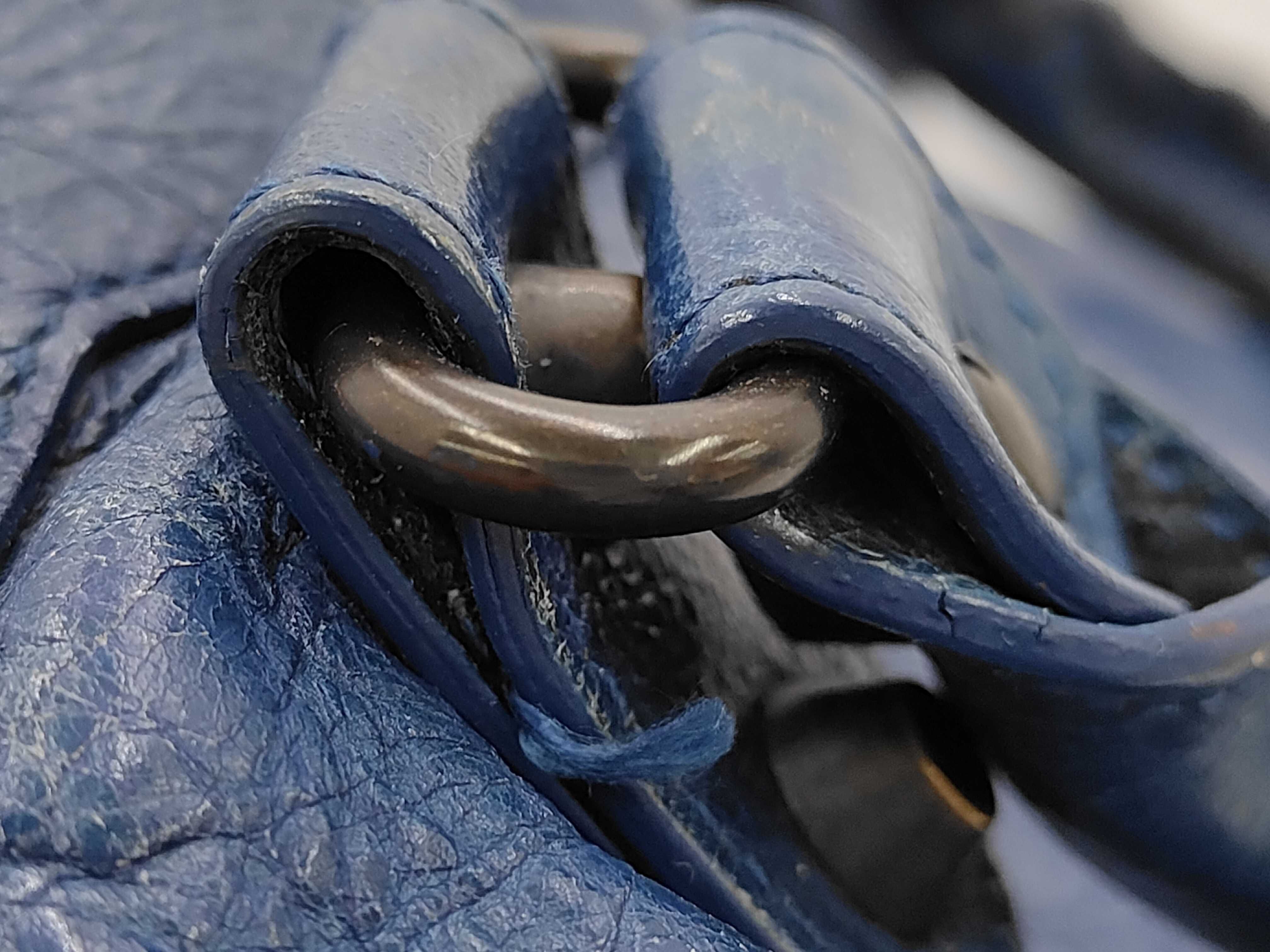 The Town Handbag Tote Bag Leather Navy Bag — view 8