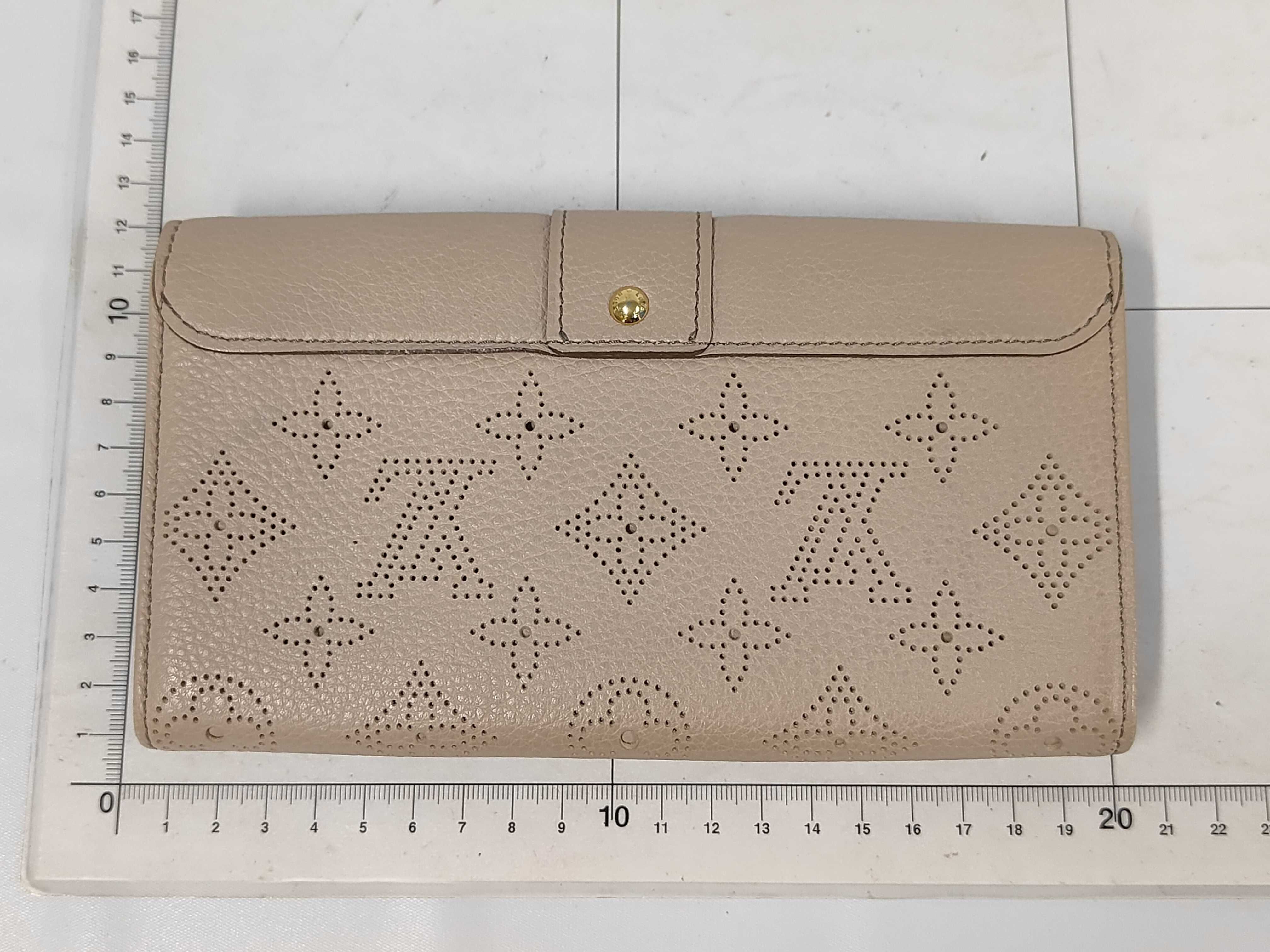 wallet — view 2
