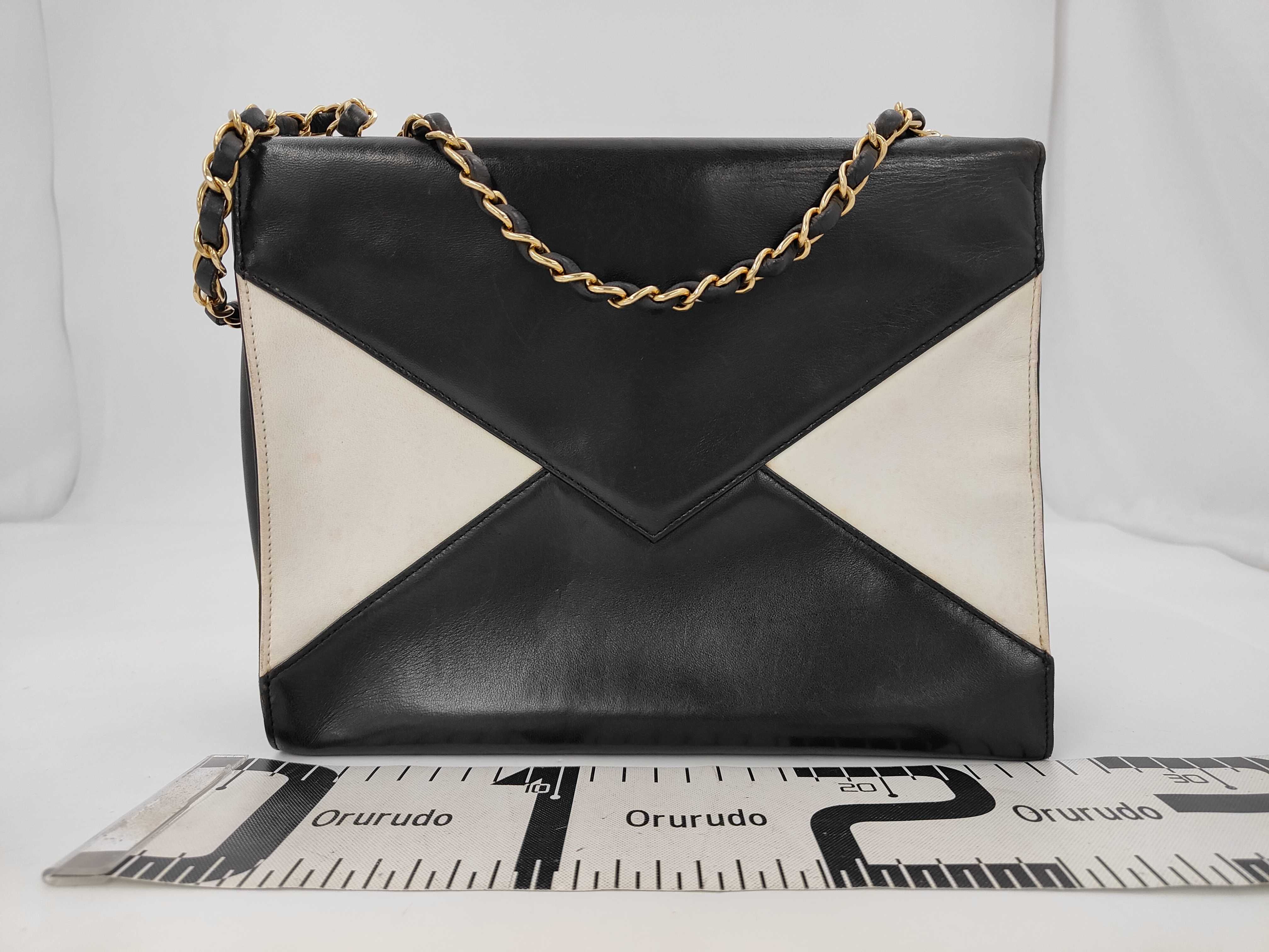 Chain Coco Mark Turnlock Shoulder Bag — view 2