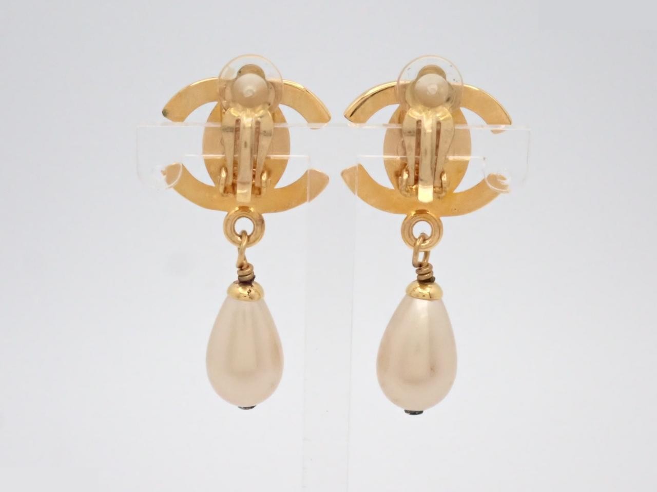 Coco Mark Turnlock Pearl Swing Earrings 97P — view 2