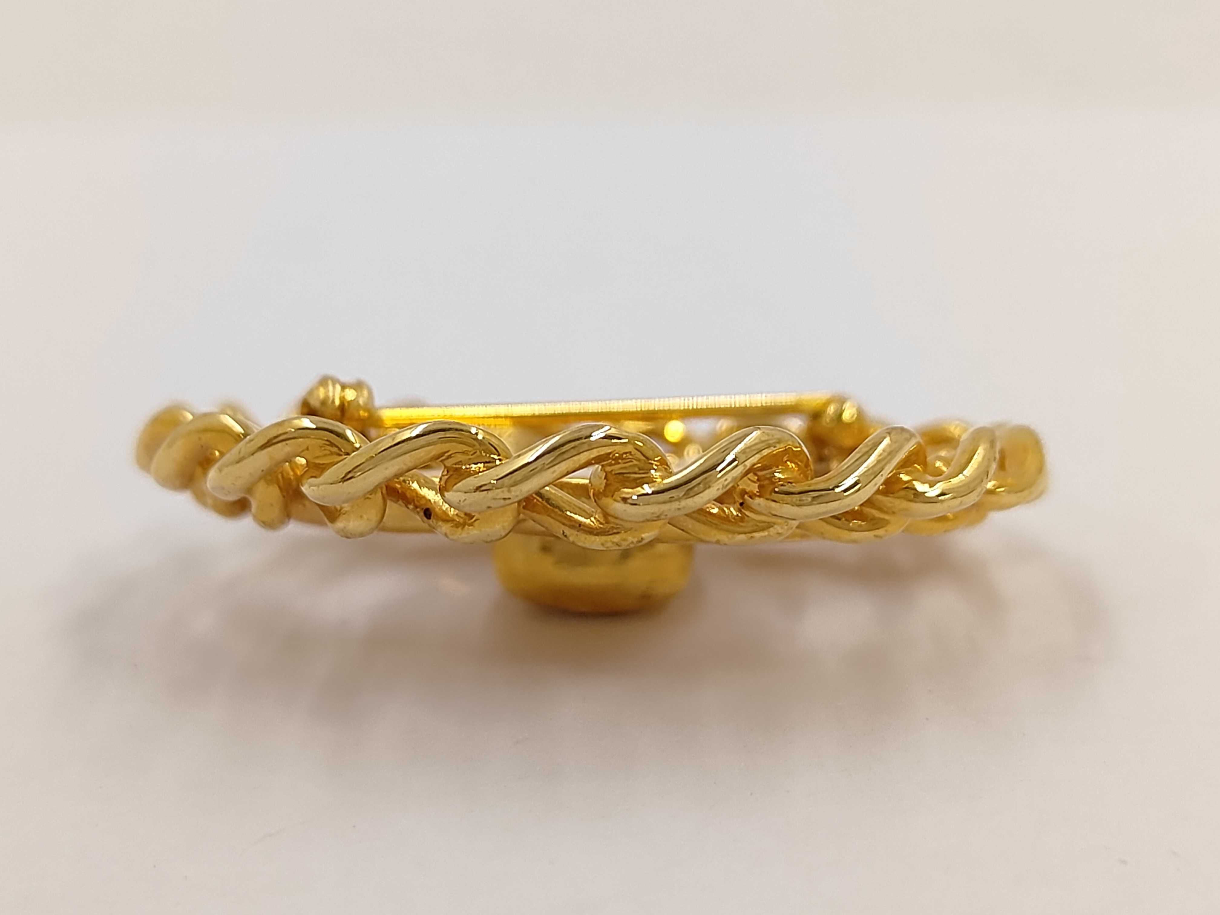 Turnlock Circle Chain Gold Brooch — view 2