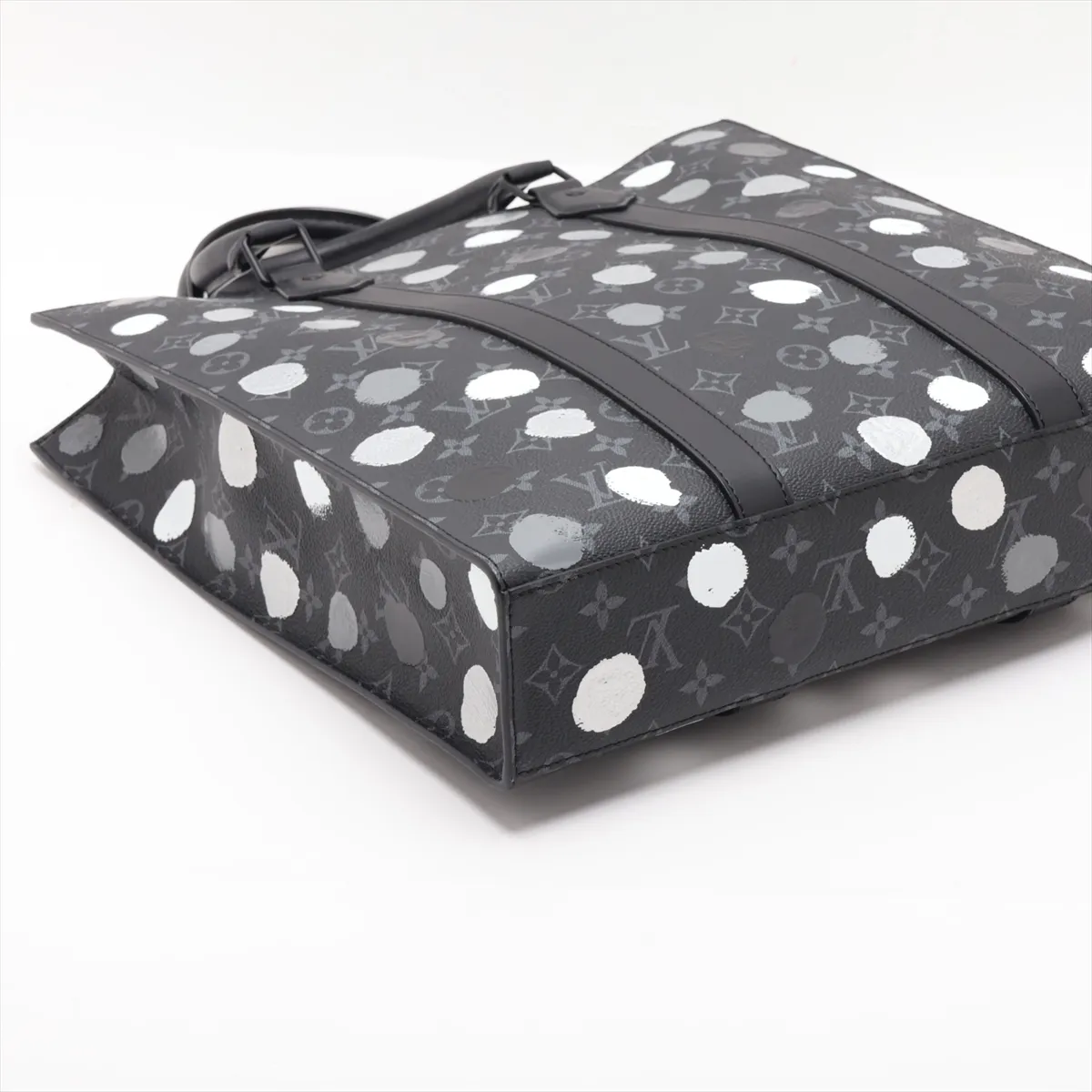x Yayoi Kusama Monogram Eclipse Sac Plat M46404 Black — view 4