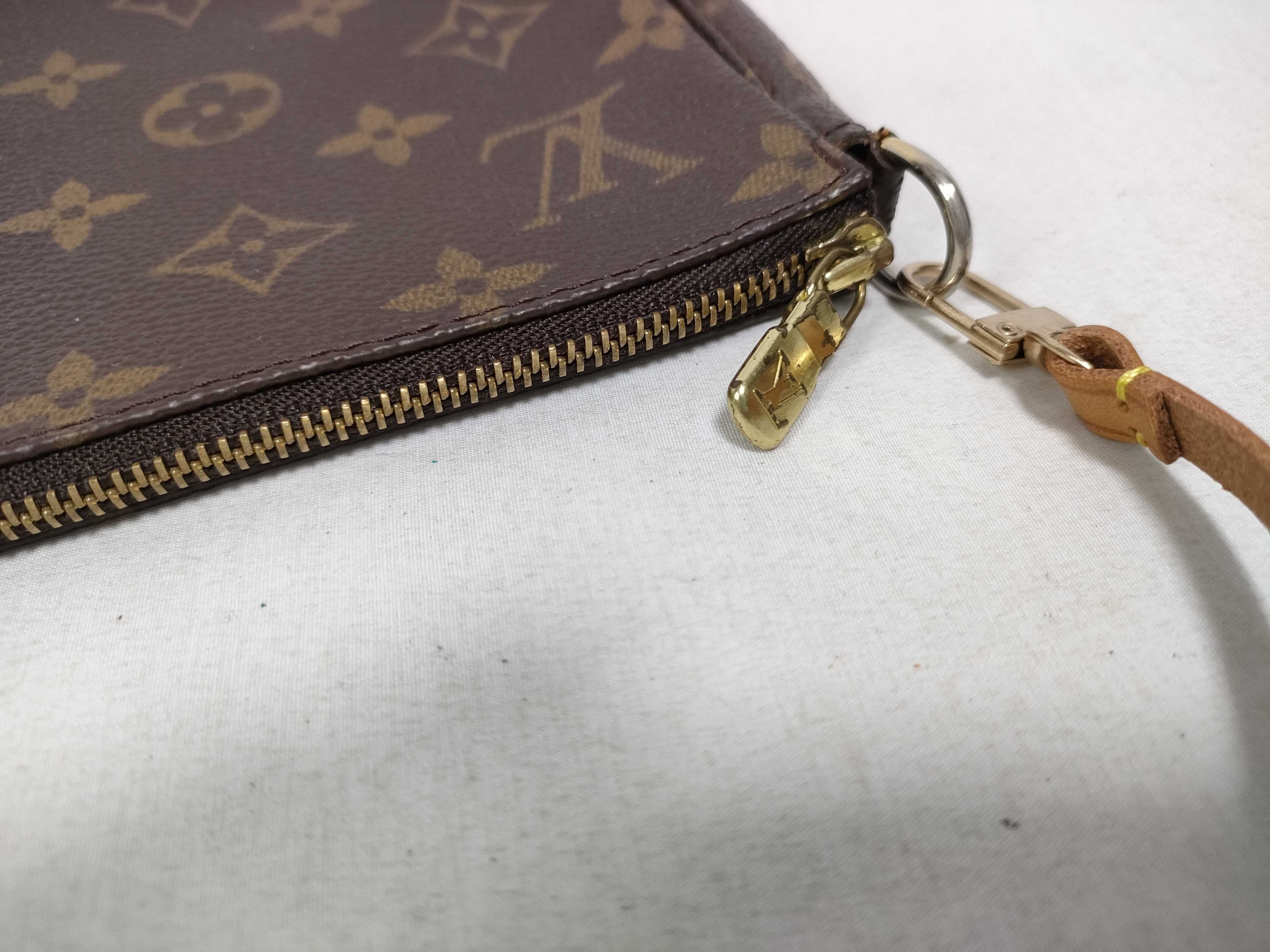 Monogram Louis Vuitton Monogram Accessoires AR1919 Pouch — view 12