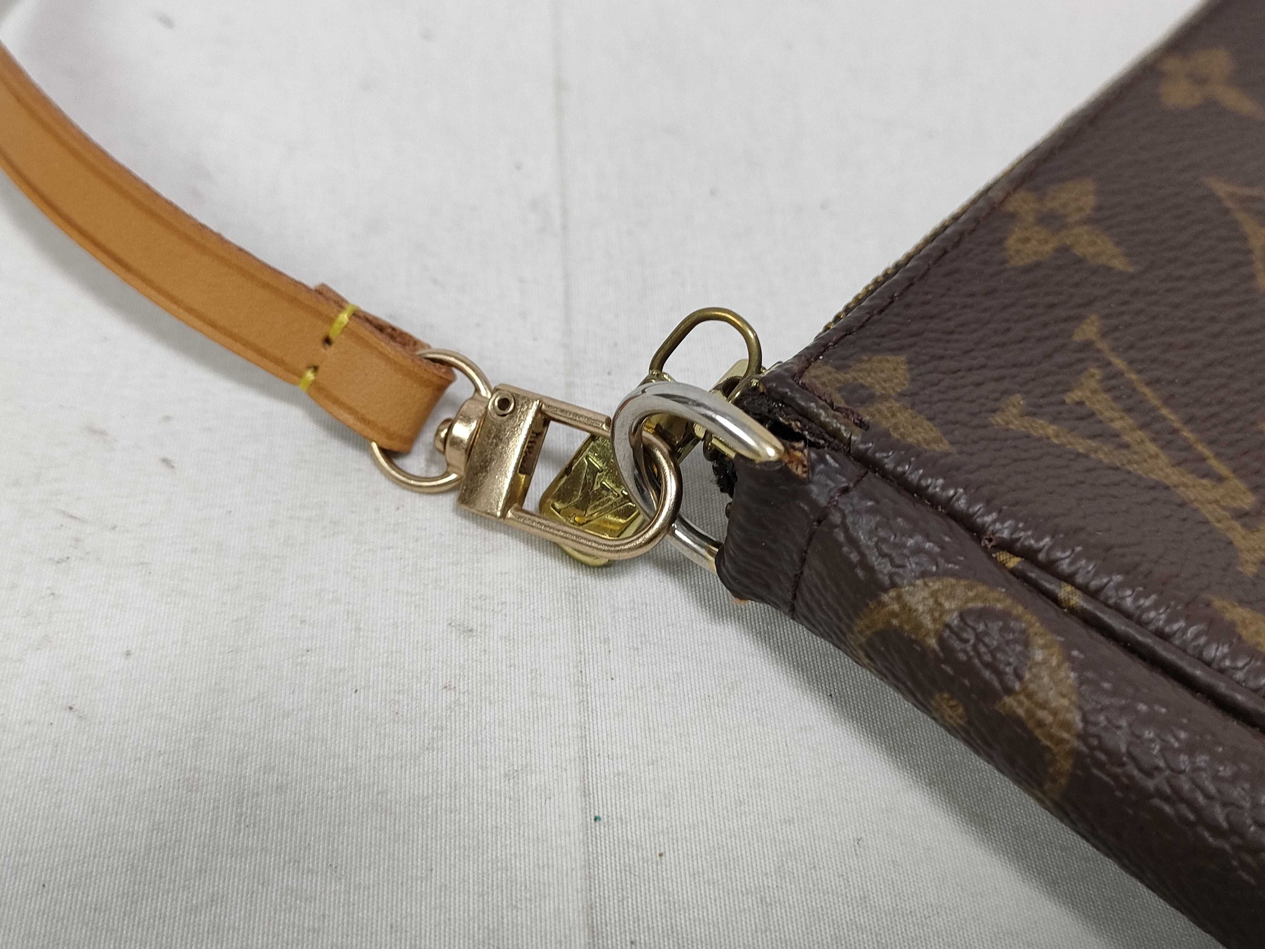 Monogram Louis Vuitton Monogram Accessoires AR1919 Pouch — view 6