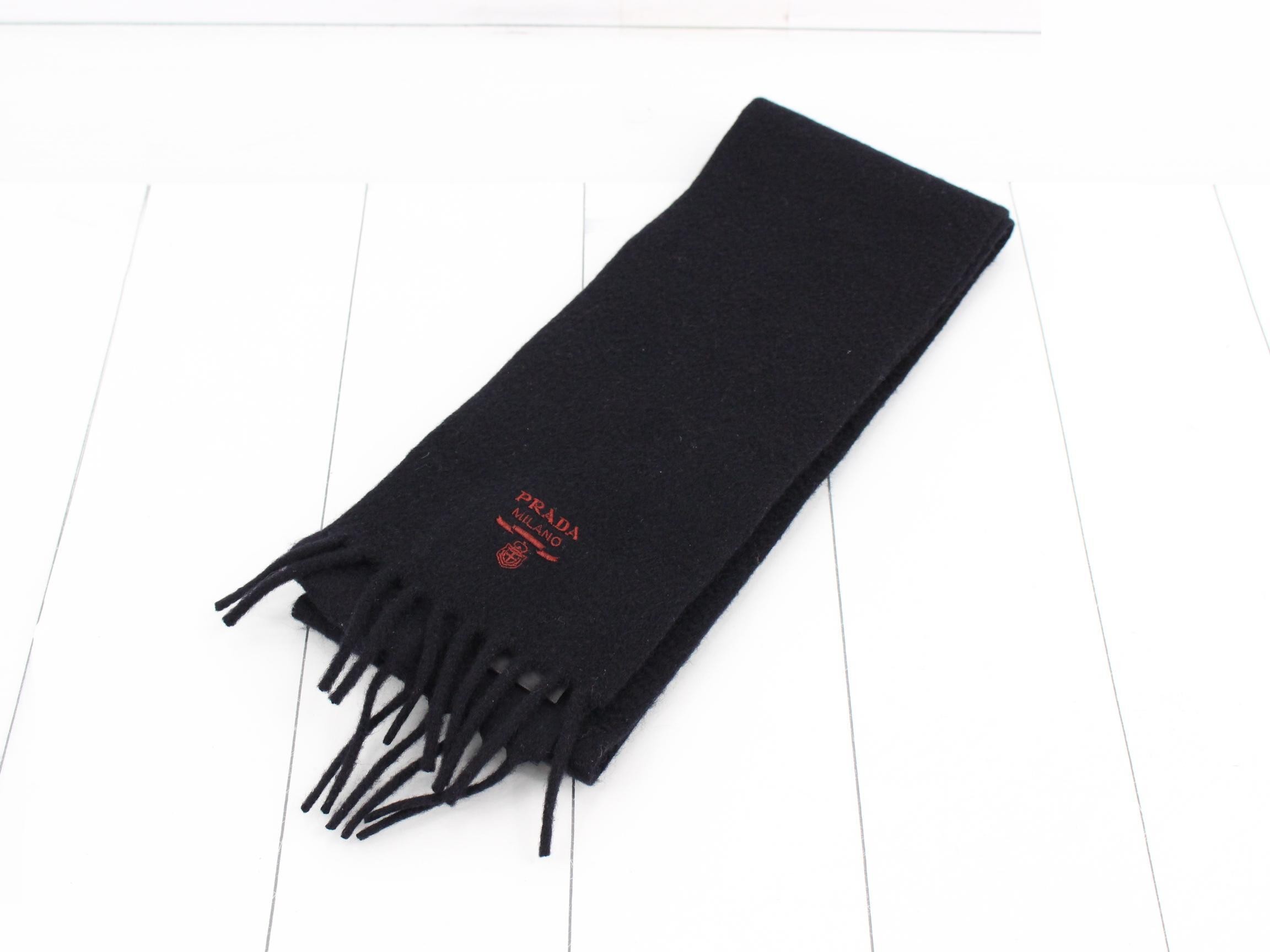 Cashmere scarf, black, with label, RFID protected.