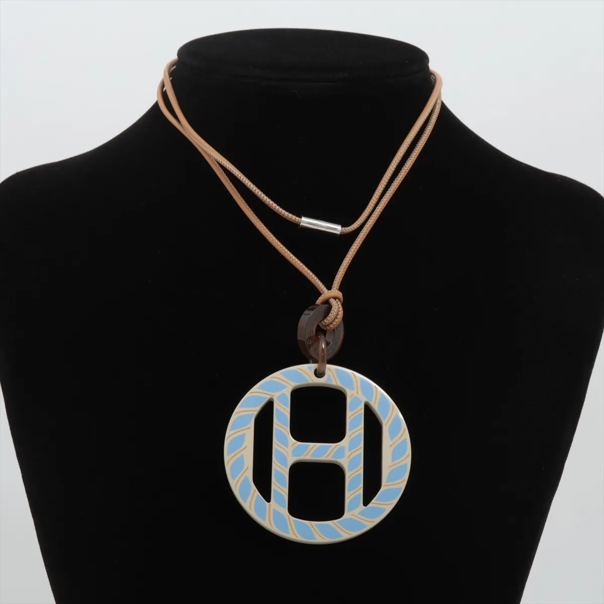 H Equipe pendant, buffalo horn x lacquered wood, some wear, tarnishing, and strap distortion. — view 4