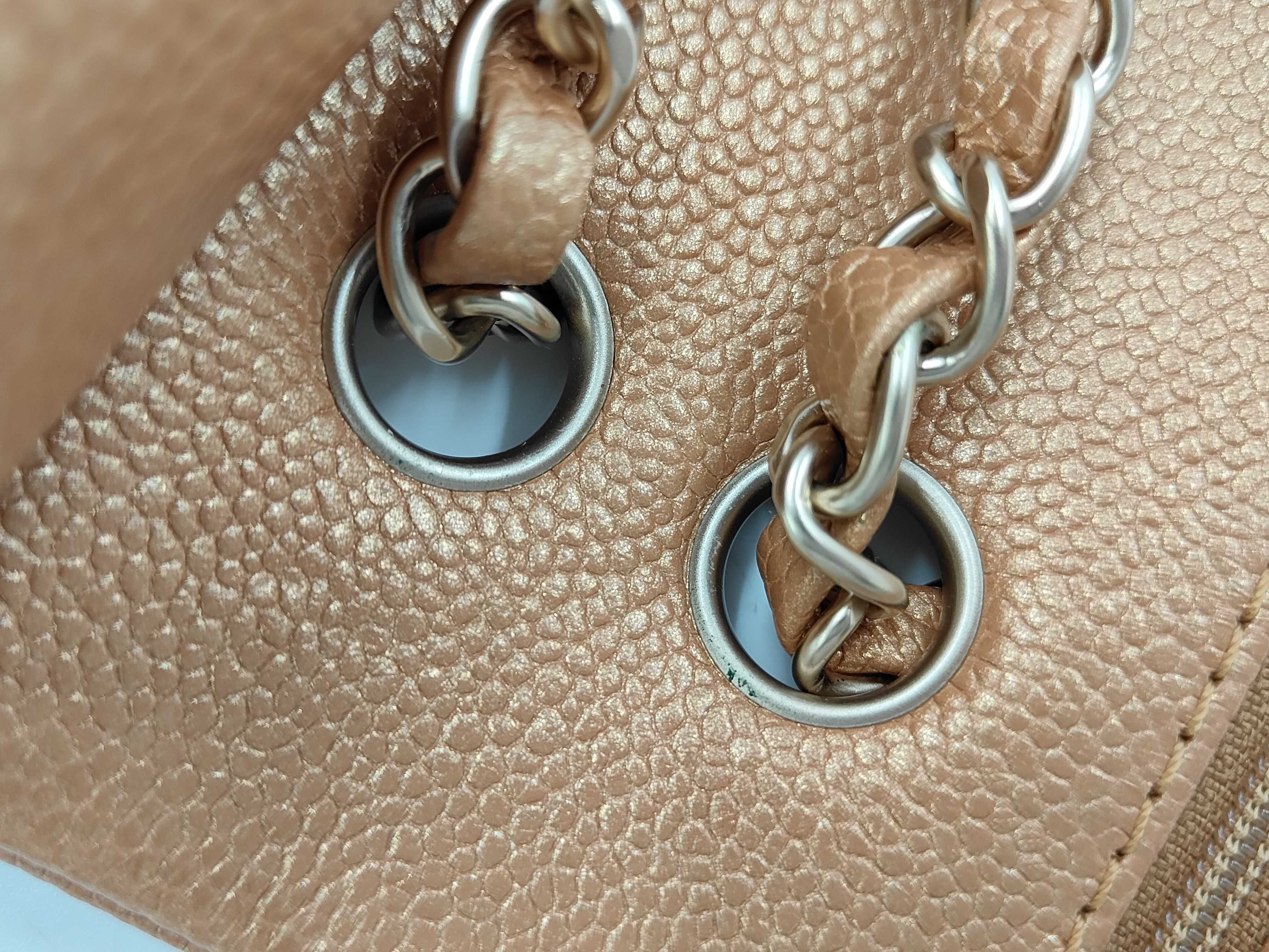 Matelassé 25 Caviar Skin Gold Silver Hardware Double Flap Shoulder Bag (Serial Number 20s) — view 4