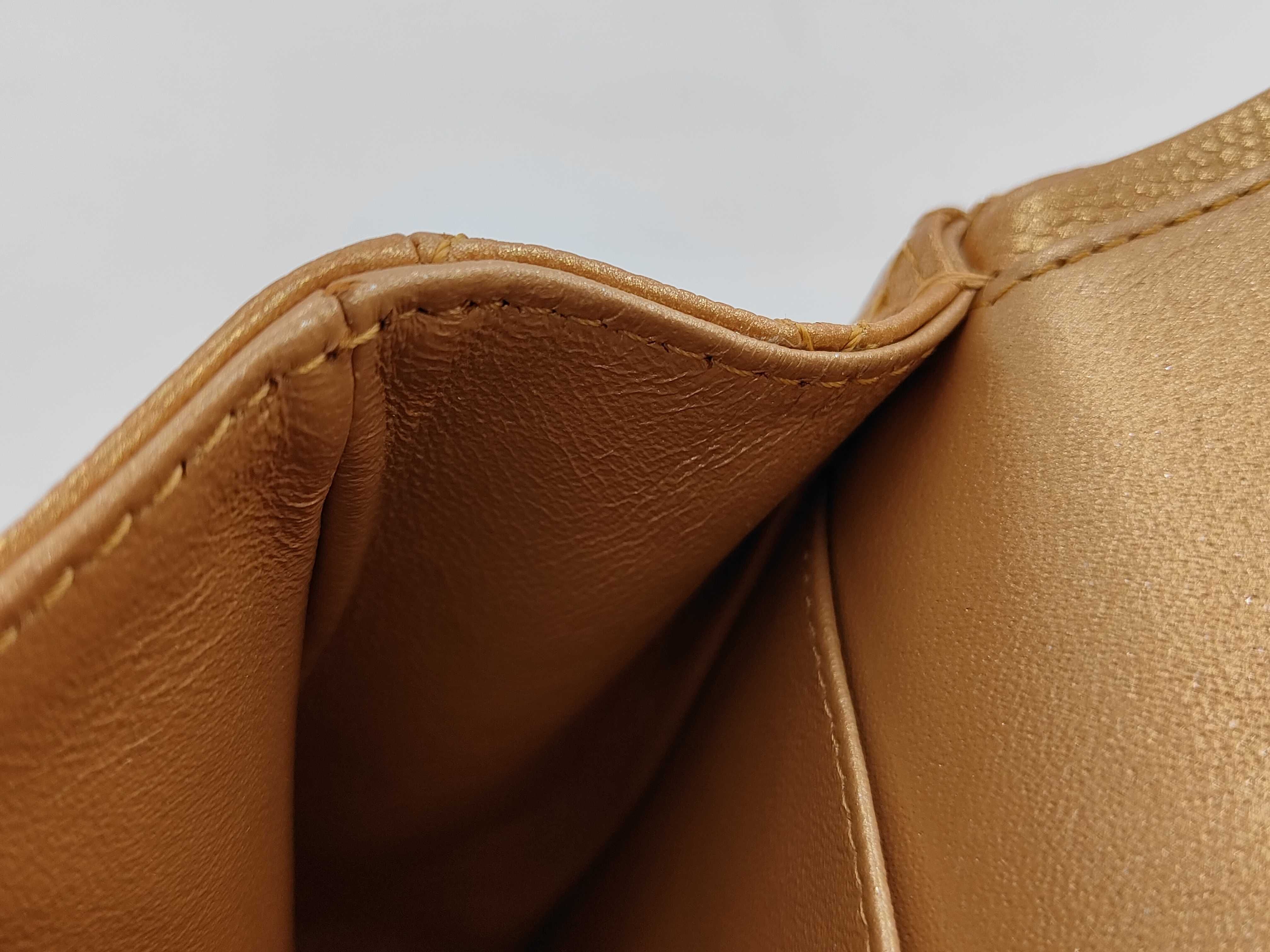 Matelassé 25 Caviar Skin Gold Silver Hardware Double Flap Shoulder Bag (Serial Number 20s) — view 9