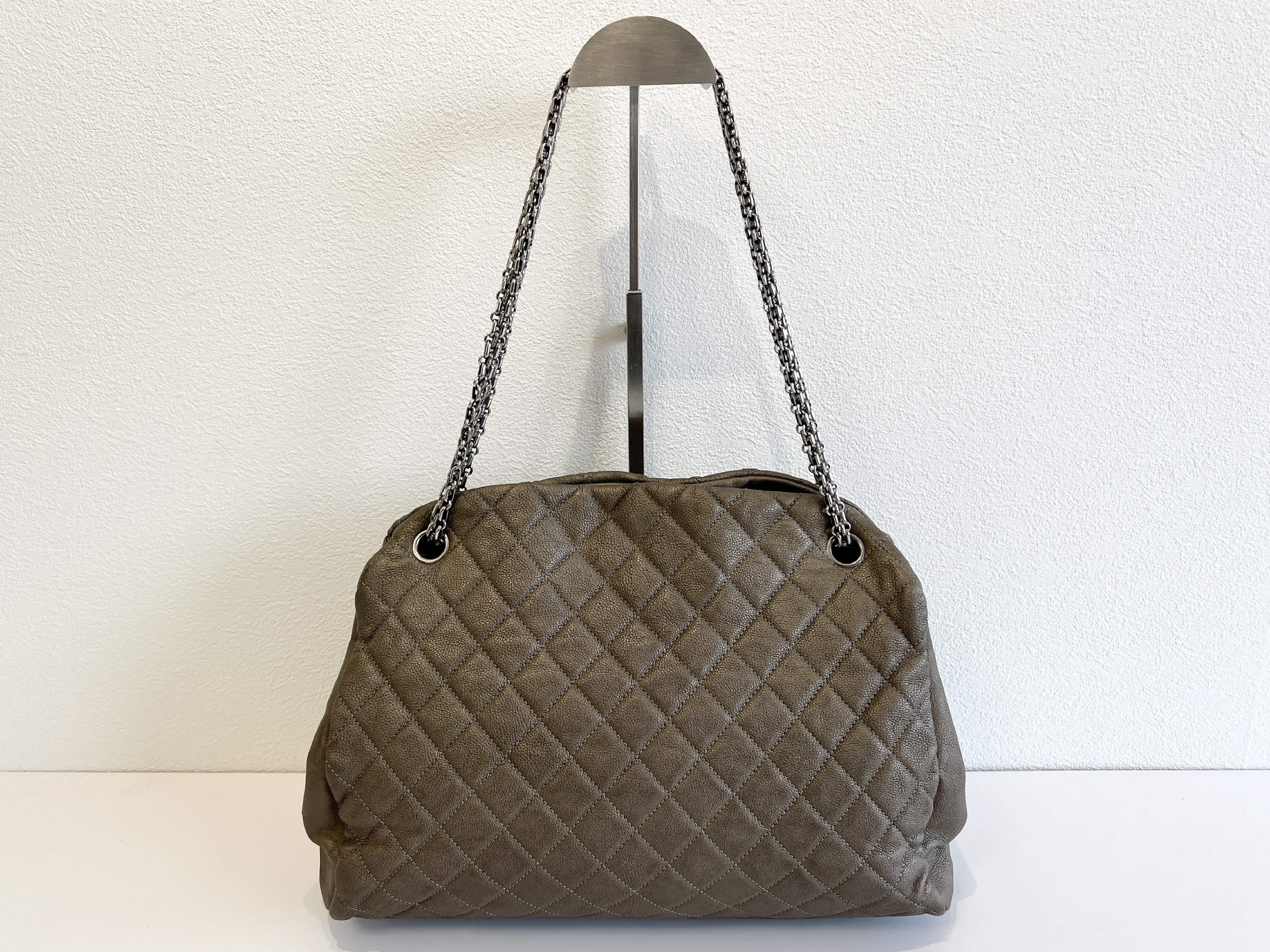Matelassé Coco Mark Charm Bowling Caviar Leather Chain Shoulder Bag Tote Bag (Serial Number 14) — view 2