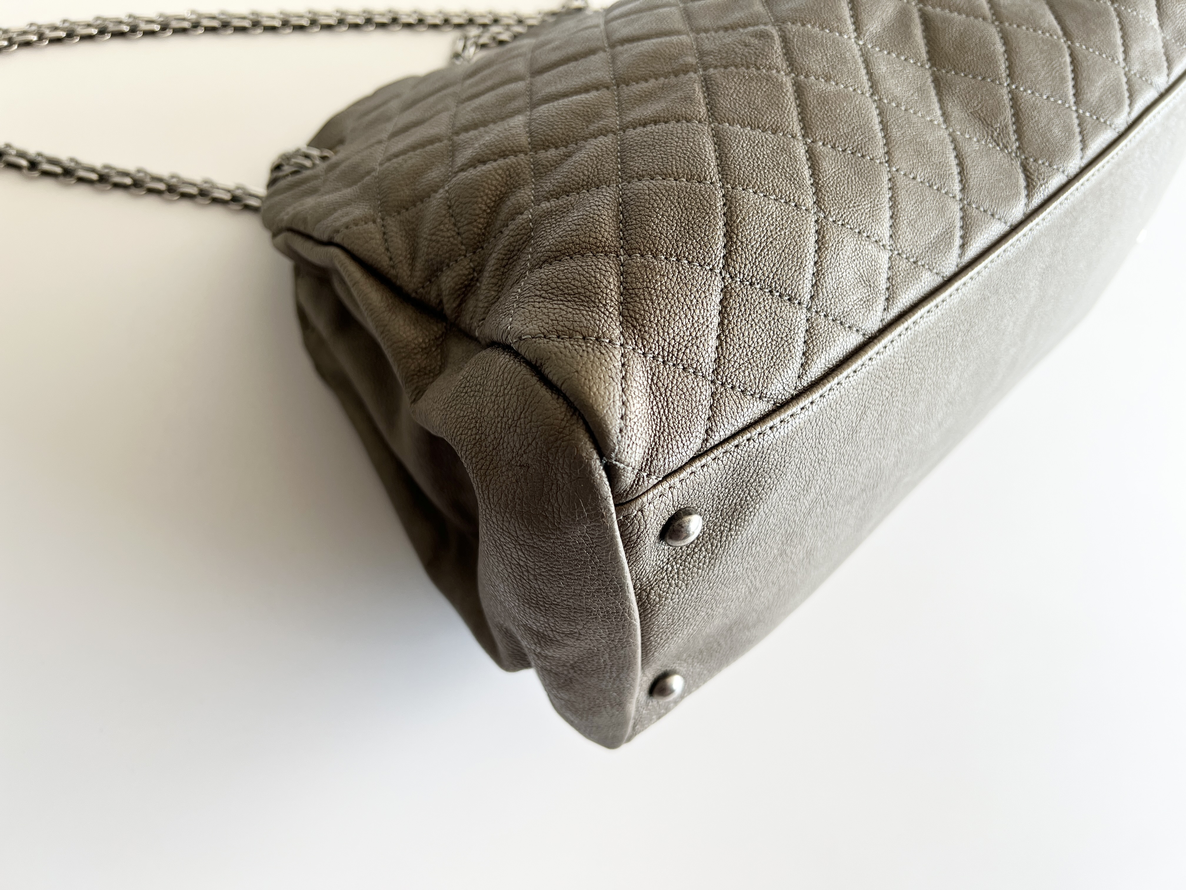 Matelassé Coco Mark Charm Bowling Caviar Leather Chain Shoulder Bag Tote Bag (Serial Number 14) — view 13