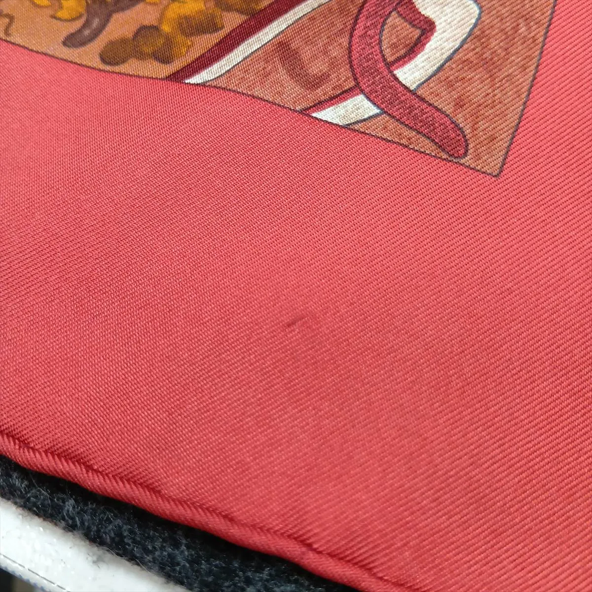 Carre 90 Kuggor Tree scarf, silk, red. Shows signs of wear, — view 7