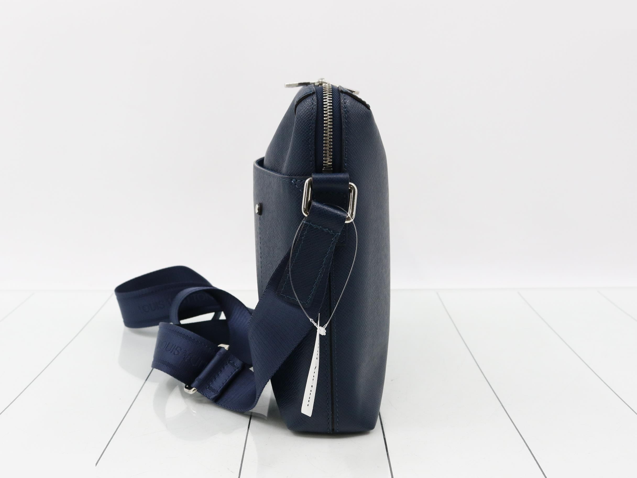 Taiga Grigori Messenger PM Ocean Shoulder Bag — view 3