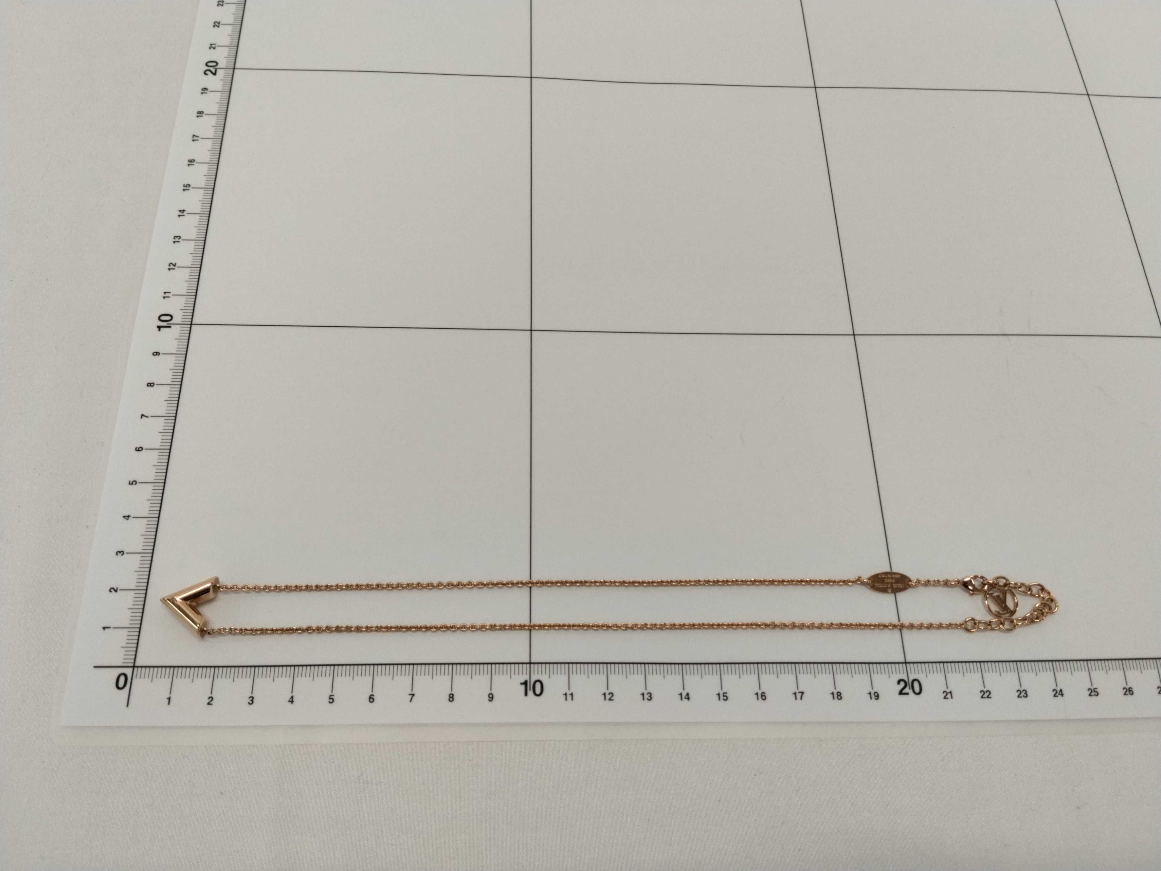 M61083 LV Essential V Necklace, Chain approx. 46cm — view 7