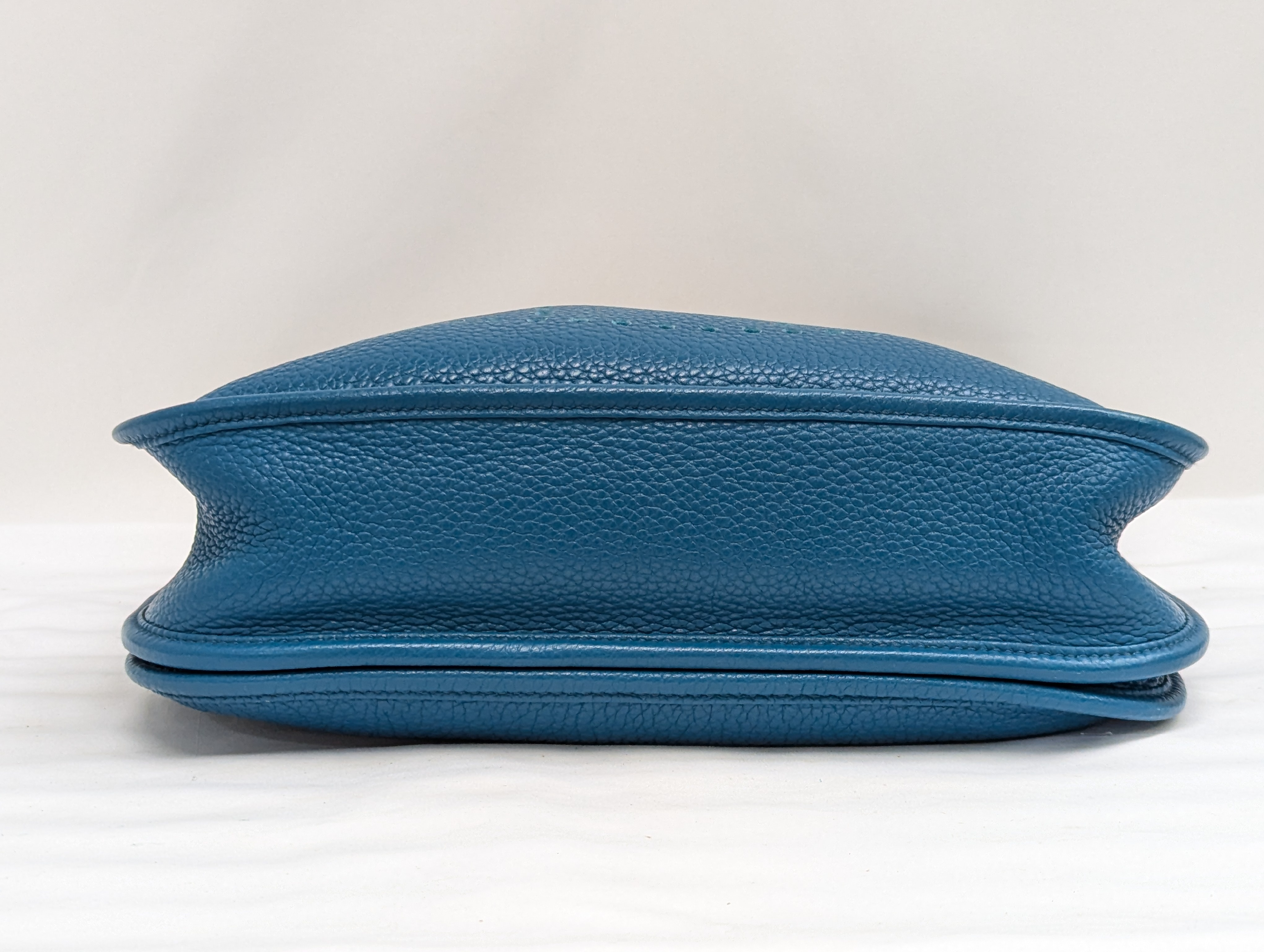 Evelyne III PM Taurillon Clemence Blue Izmir Shoulder Bag ( Q stamp) — view 5
