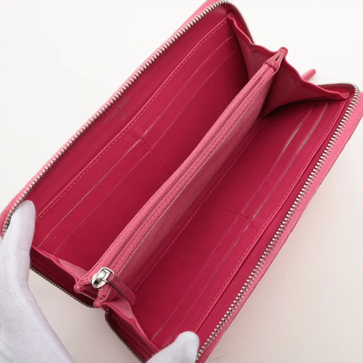 Matelassé Lambskin Round Zip Wallet, Pink, Silver Hardware, 19367186 — view 3