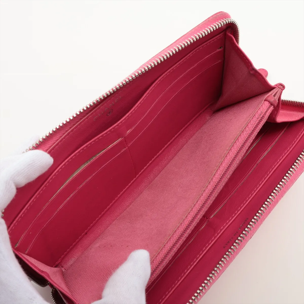 Matelassé Lambskin Round Zip Wallet, Pink, Silver Hardware, 19367186 — view 4