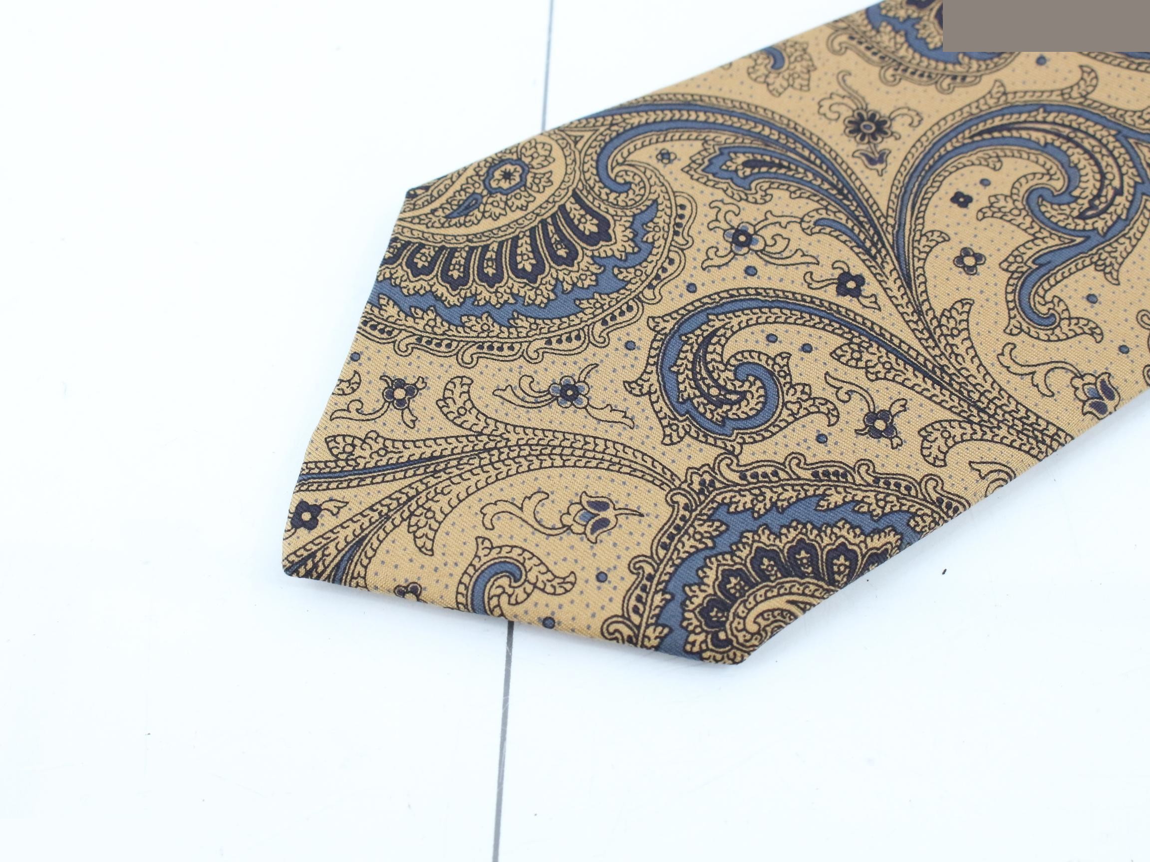 Other lines: Small items, accessories, ties — view 3