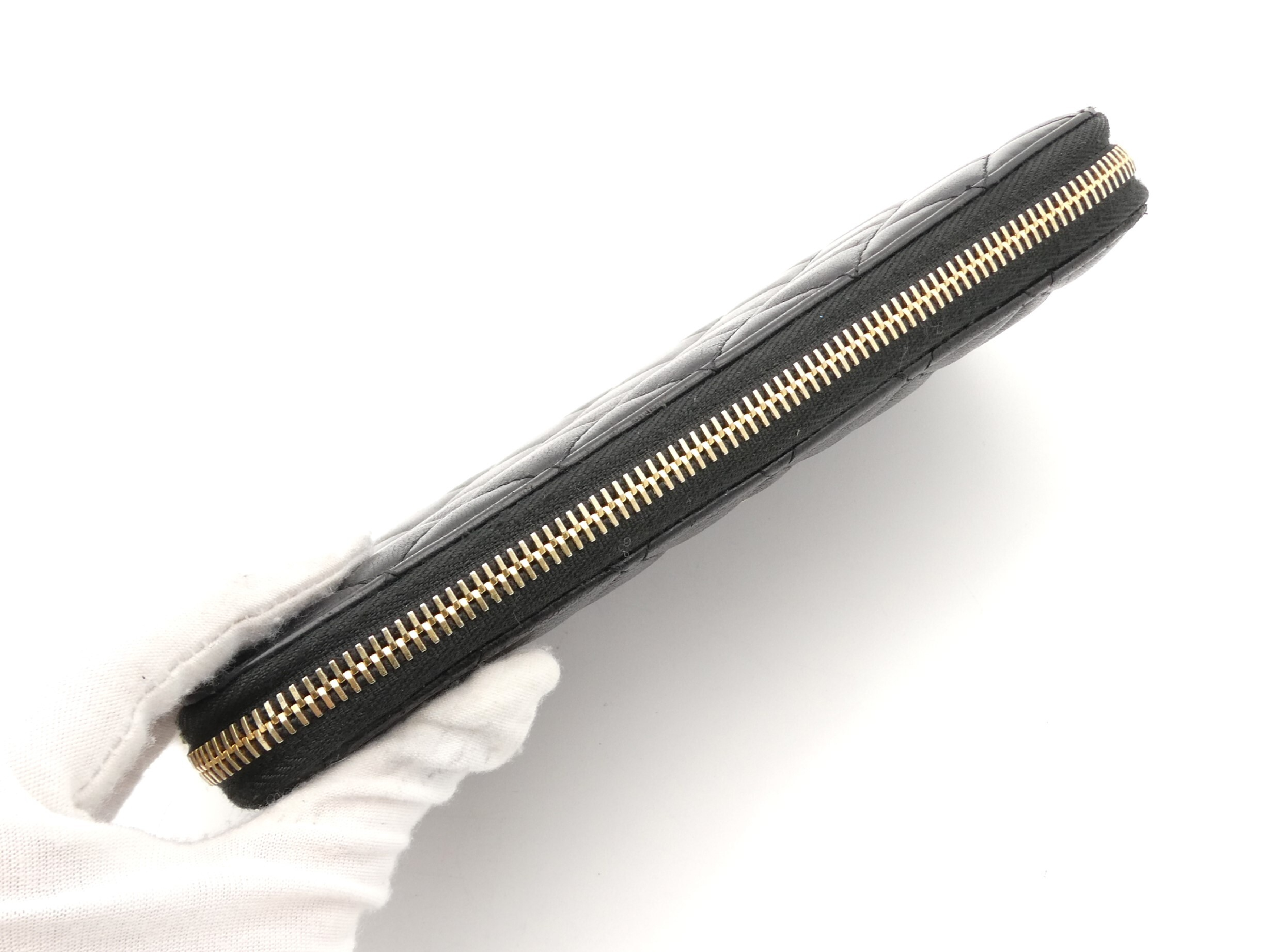 Matelassé Coco Mark Round Zip Wallet — view 6