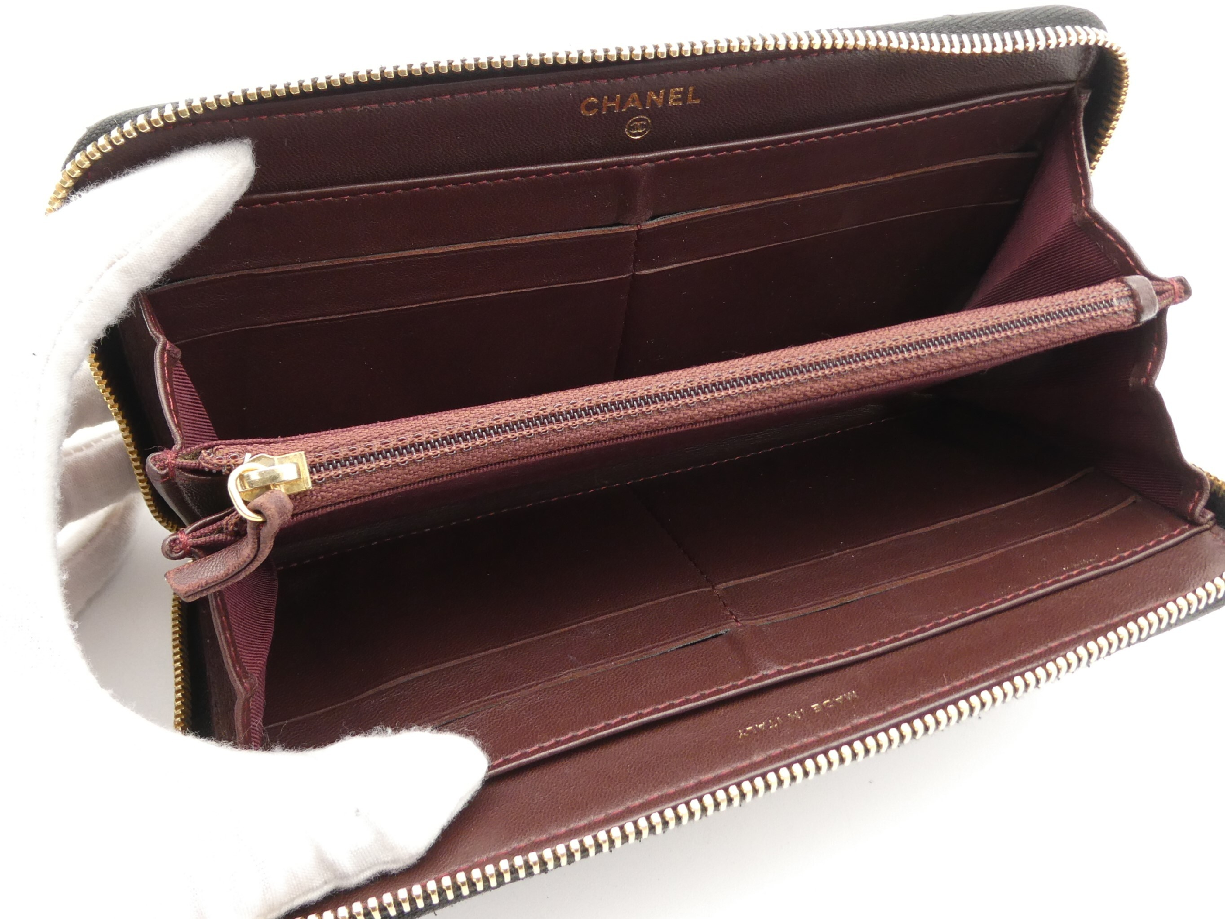 Matelassé Coco Mark Round Zip Wallet — view 7