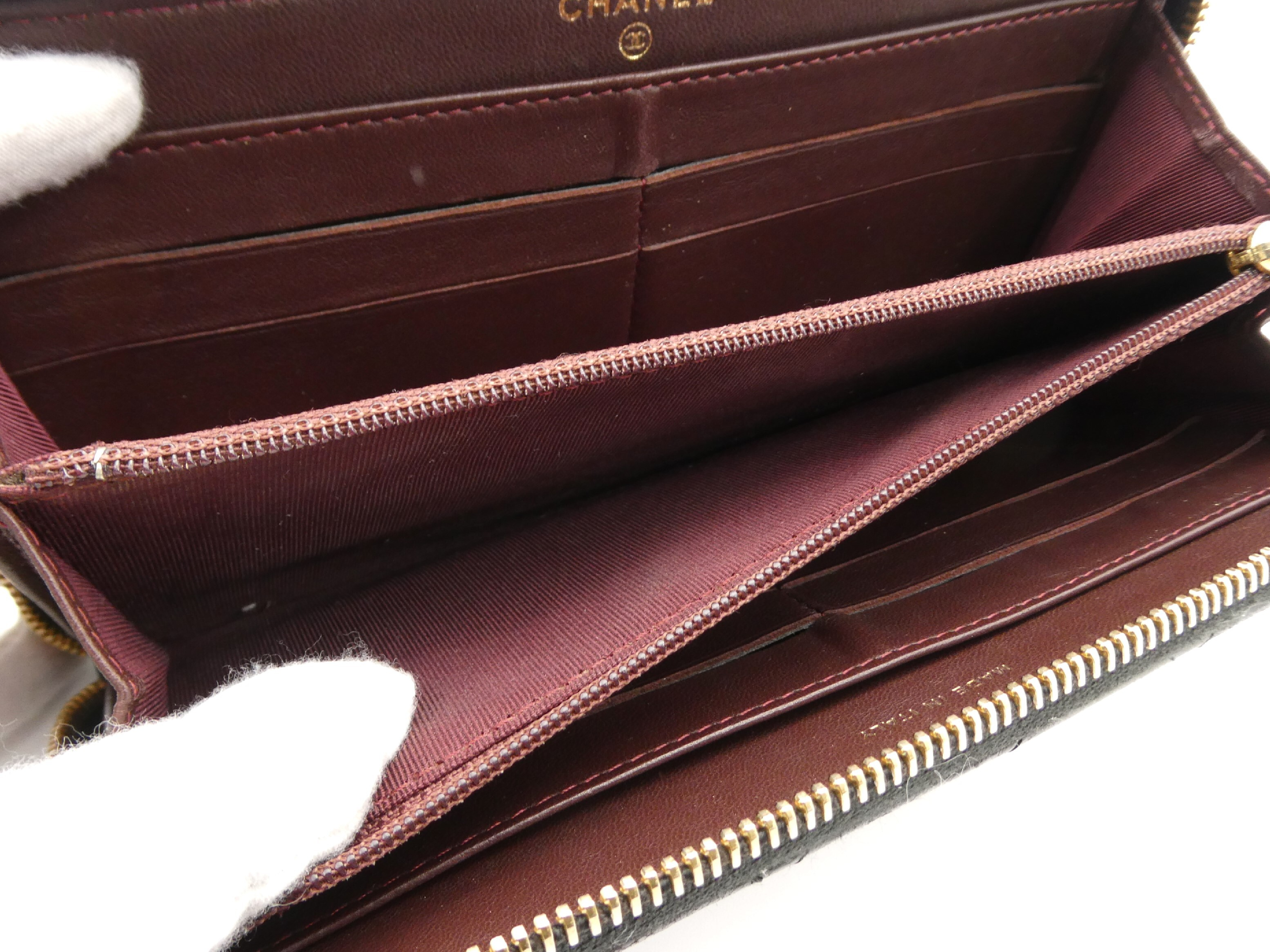 Matelassé Coco Mark Round Zip Wallet — view 8